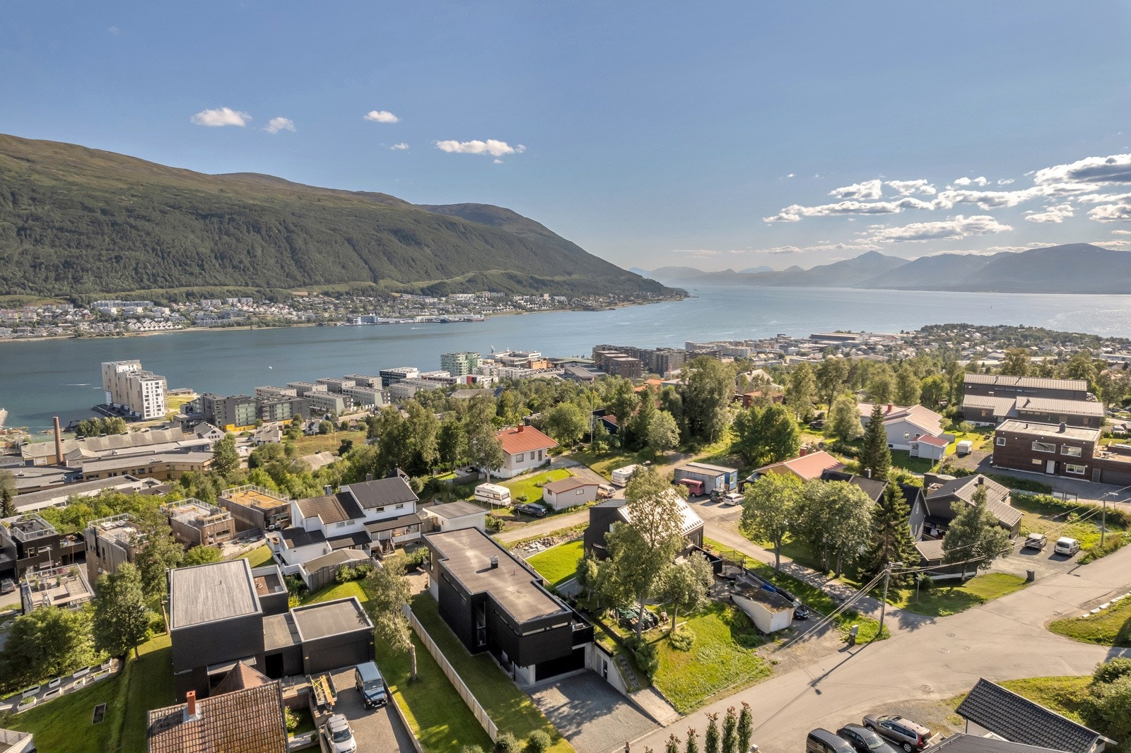 Kveldrovegen 23C er en unik enebolig plassert høyt oppe på Sør-Tromsøya Galleribilde