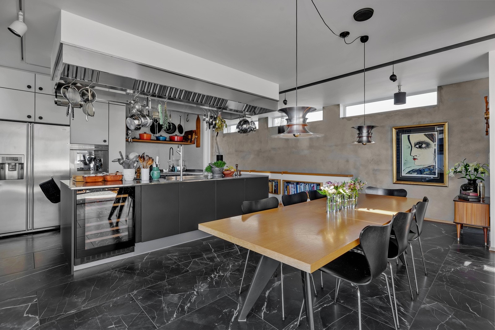 Kjøkkenet er av god størrelse med god plass til stor spisestue Galleribilde