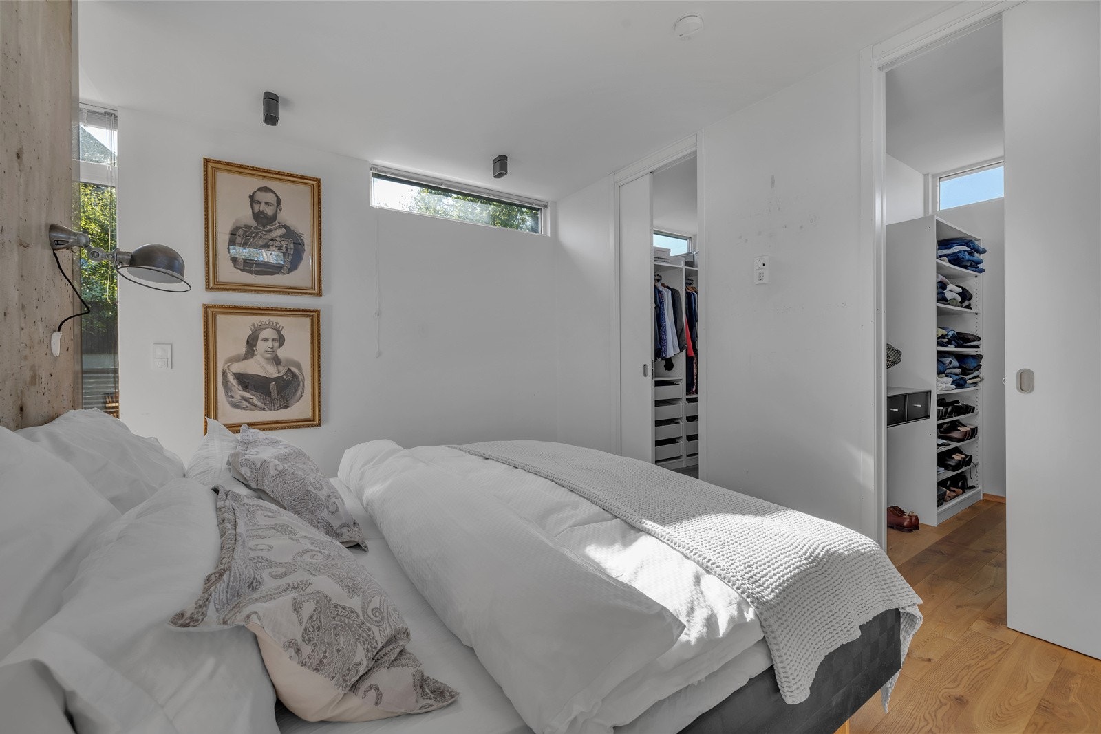 Her finner du rikelig med plass til stor seng. I tillegg er det er 2 adskilte walk-in garderober Galleribilde