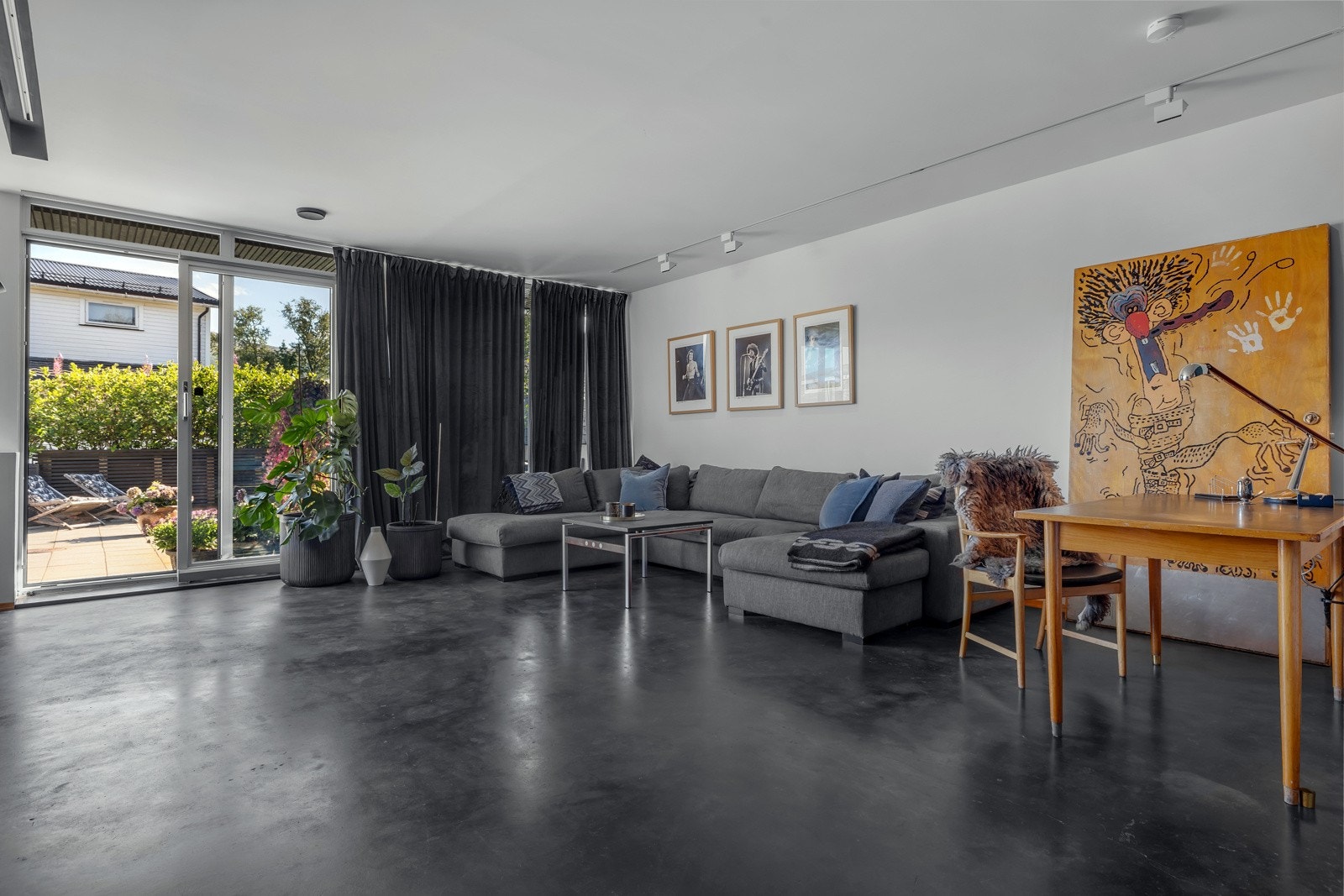 Allrommet i 1. etasje er på ca. 37m2, har store vindusflater, god takhøyde og skyvedører ut mot bakhagen Galleribilde