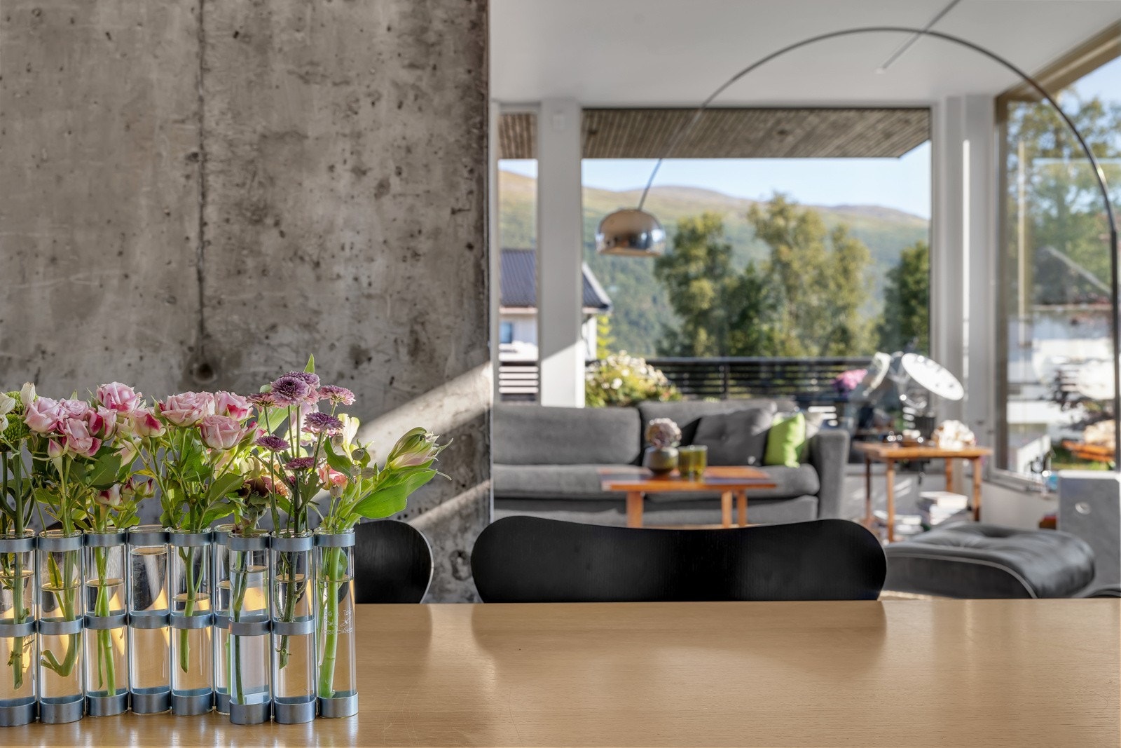 Daglig- og spisestue er adskilt med en flott betongvegg Galleribilde