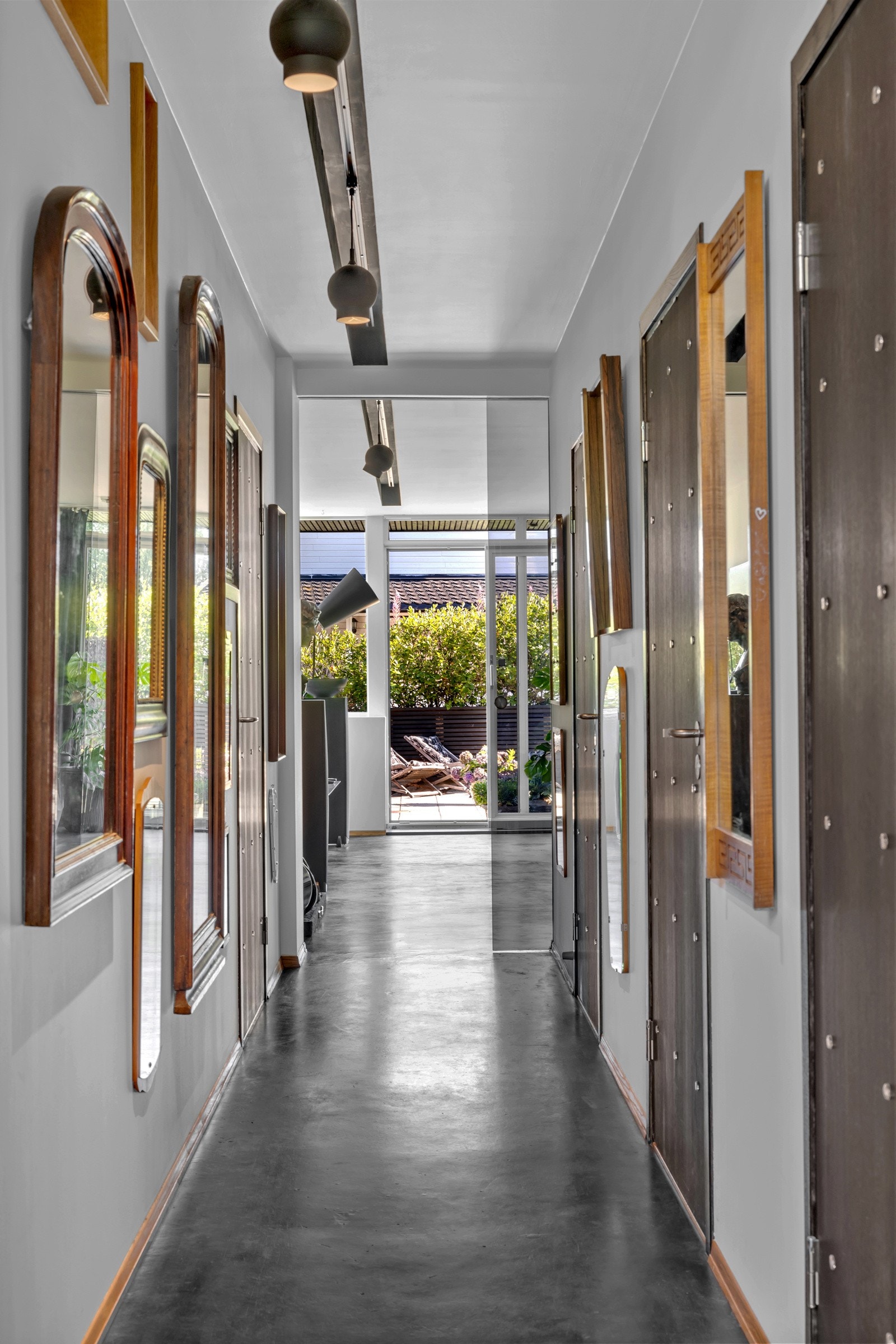 Gulvene i denne etasjen er i polert betong som gir et karakteristisk preg Galleribilde