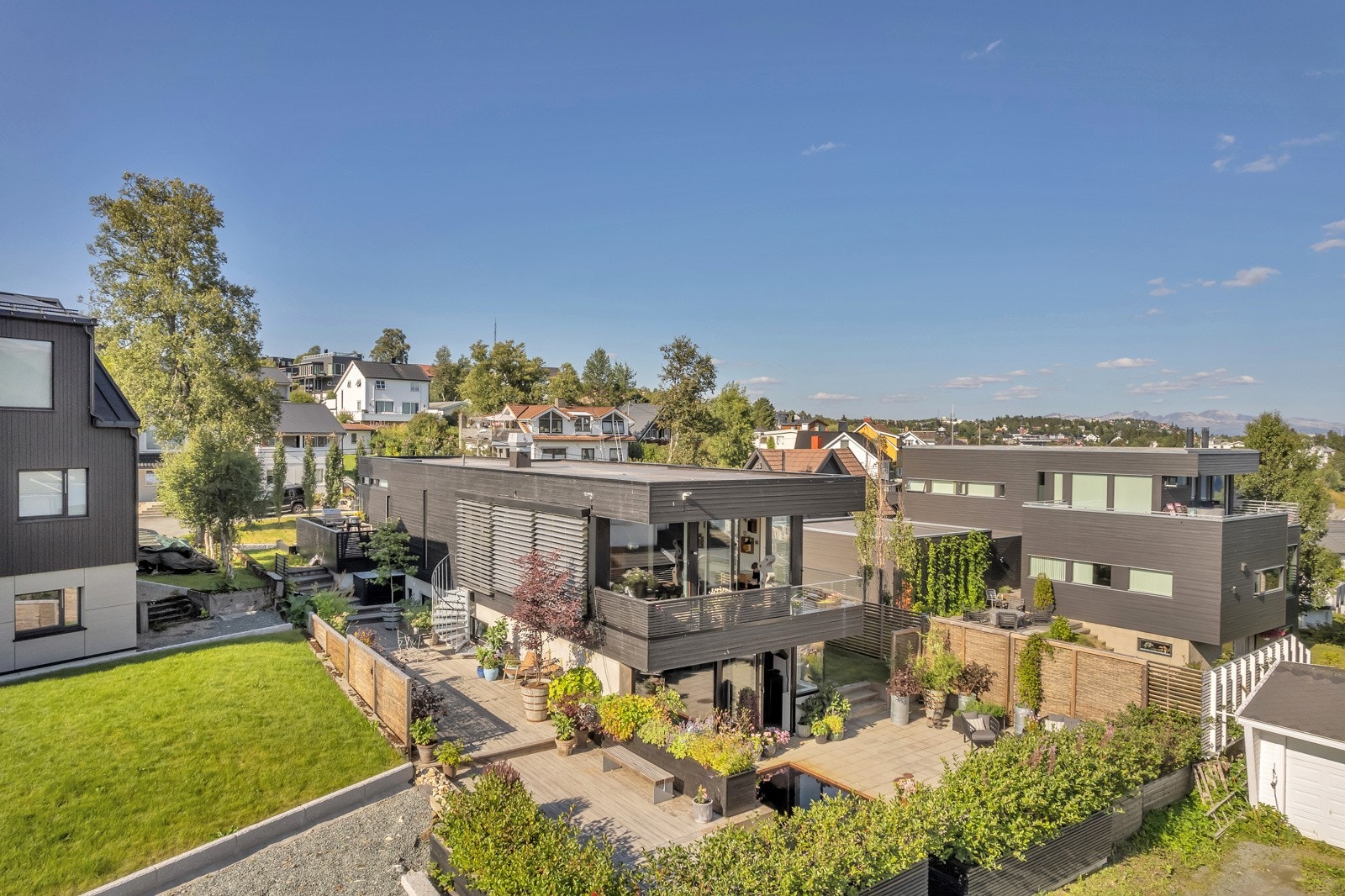 Boligen har en spennende arkitektur og ligger nydelig til Galleribilde