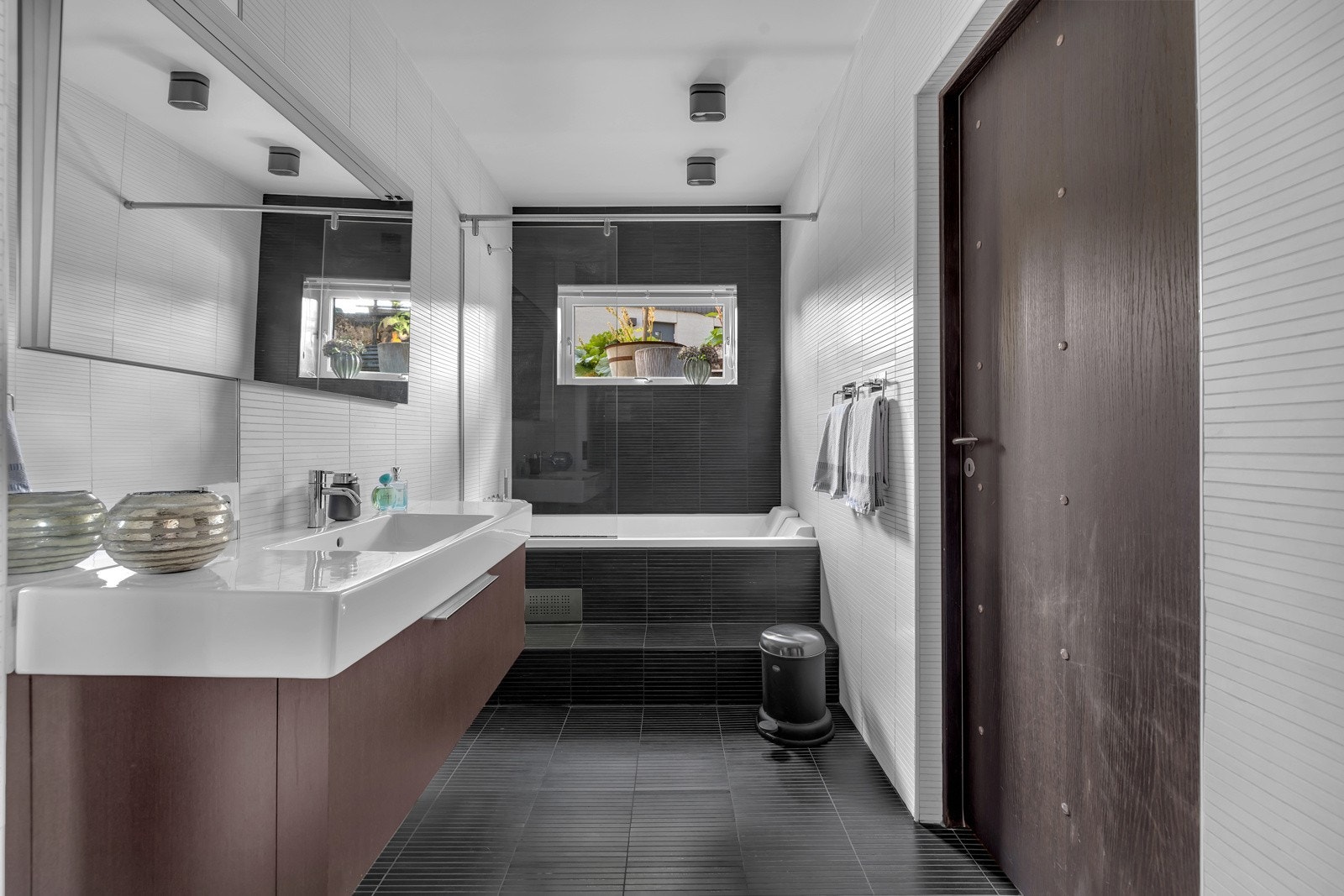 Flott bad med badekar og direkte adkomst til vaskerom Galleribilde