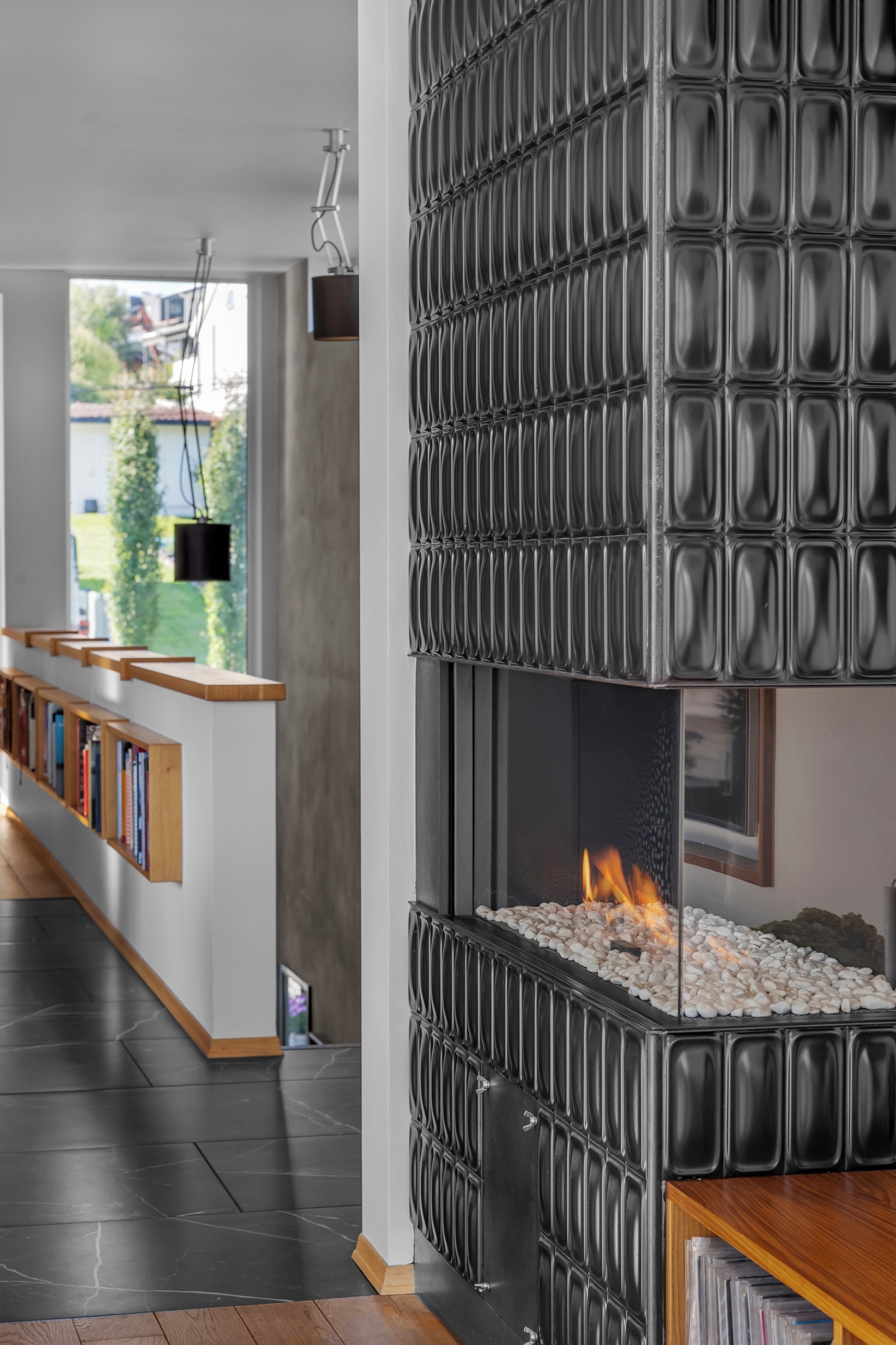 Oppvarming i boligen er via vannbåren gulvvarme og denne flotte gasspeisen Galleribilde