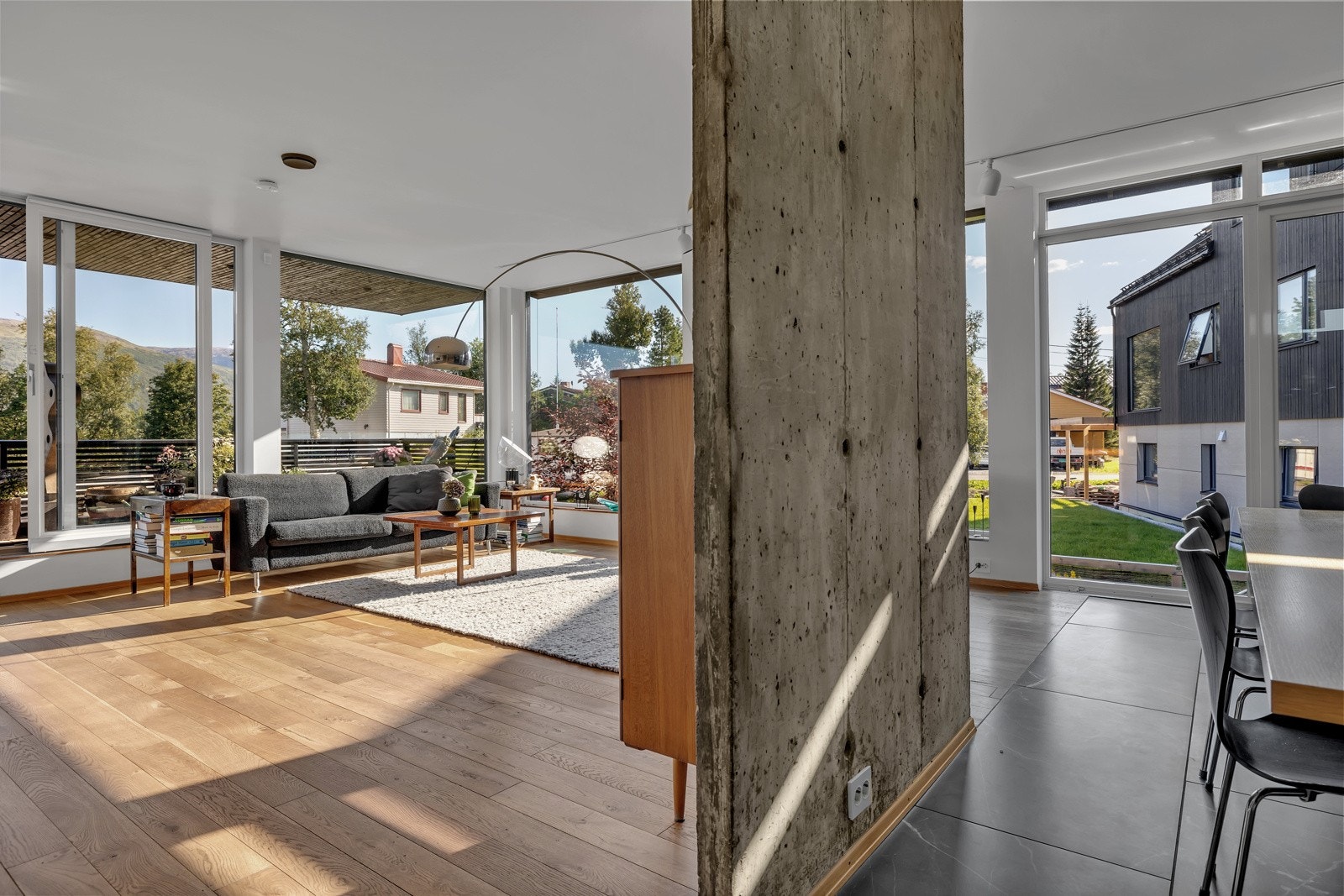 2. etasje er dedikert til stue, kjøkken og hovedsoverom Galleribilde