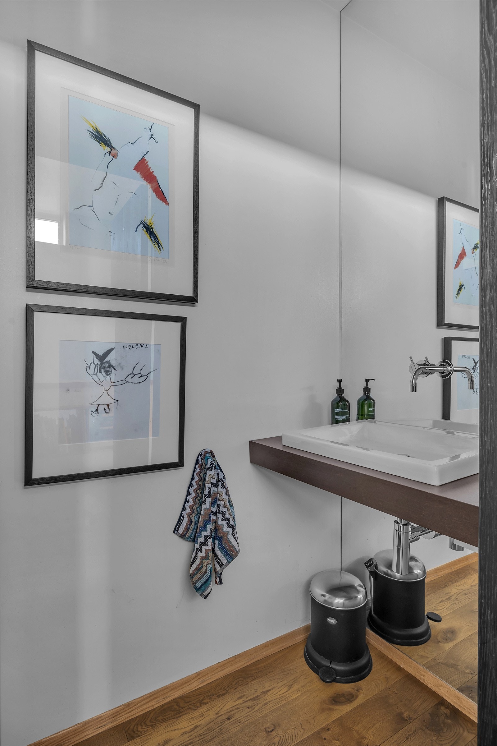 Mellom kjøkkenet og hovedsoverommet finner du et pent gjestetoalett Galleribilde