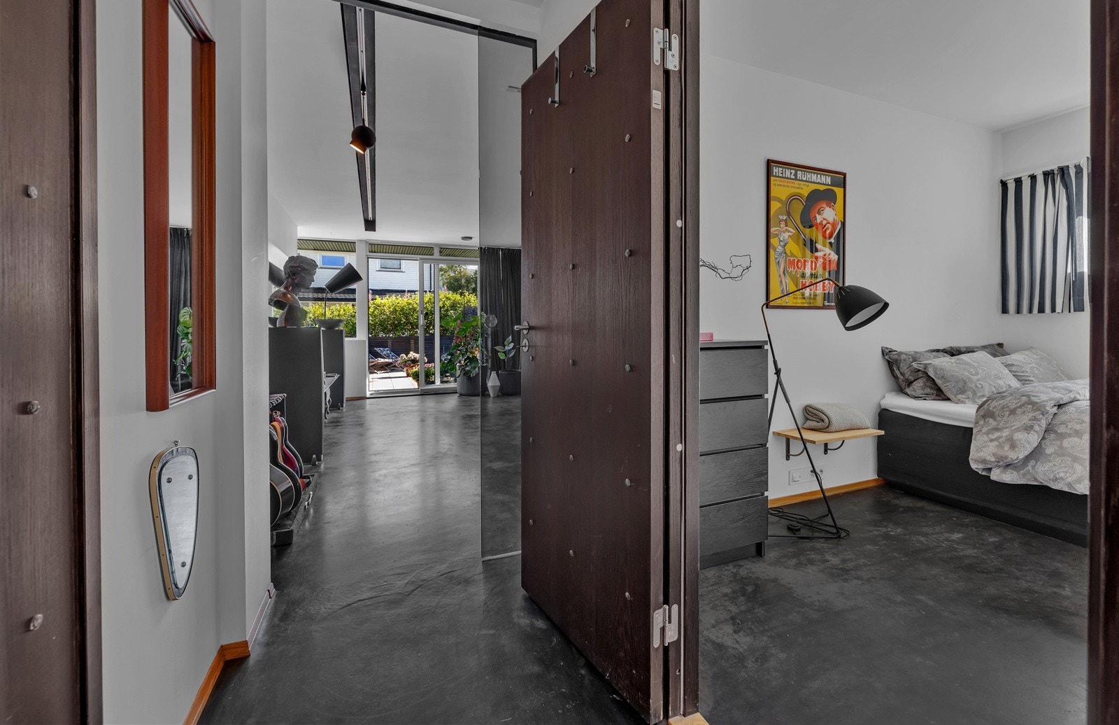 I 1. etasje finner du i tillegg 2 soverom, bad og vaskerom Galleribilde