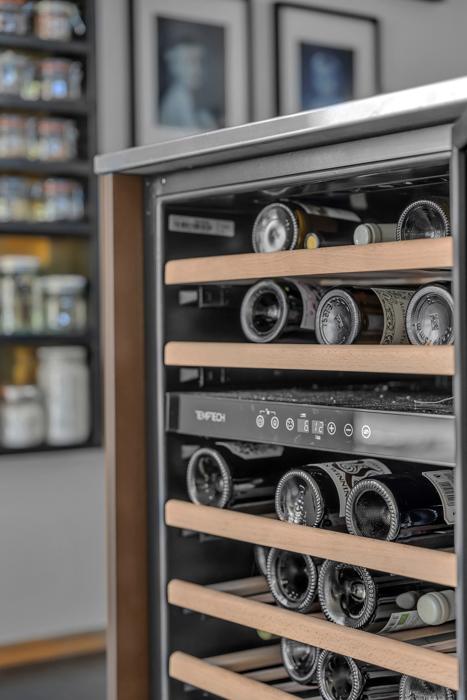 Integrert hvitskap i kjøkkenøya Galleribilde