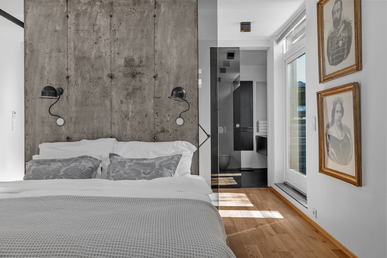 Hovedsoverommet er en en-suite og har direkte adkomst til eget bad Galleribilde