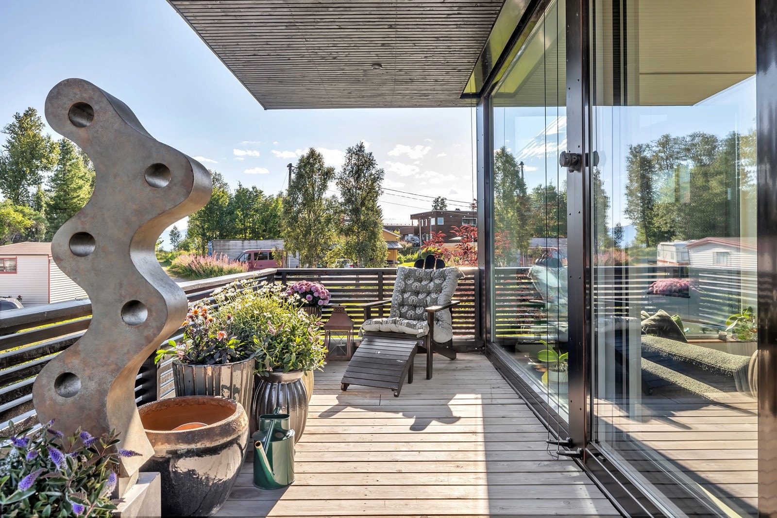 Utsikten nytes fra denne lekre og overbygde verandaen Galleribilde