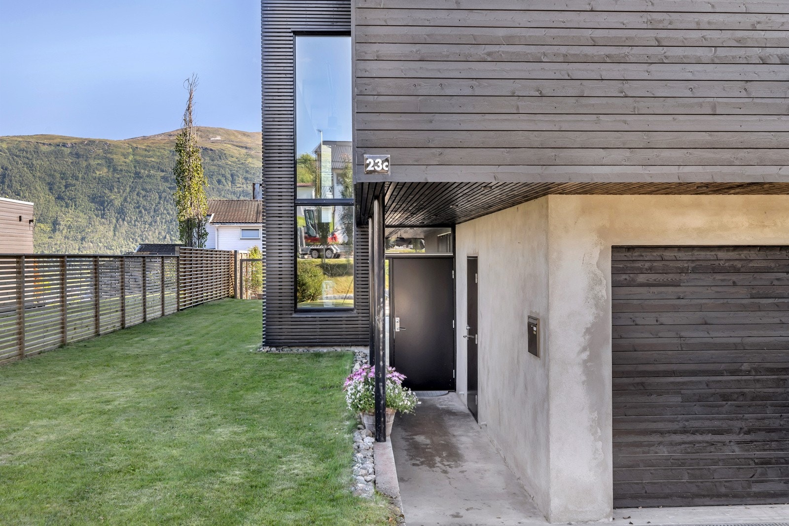 Praktisk og overbygget inngangsparti. Det er adkomst til inngangspartiet også fra garasje Galleribilde