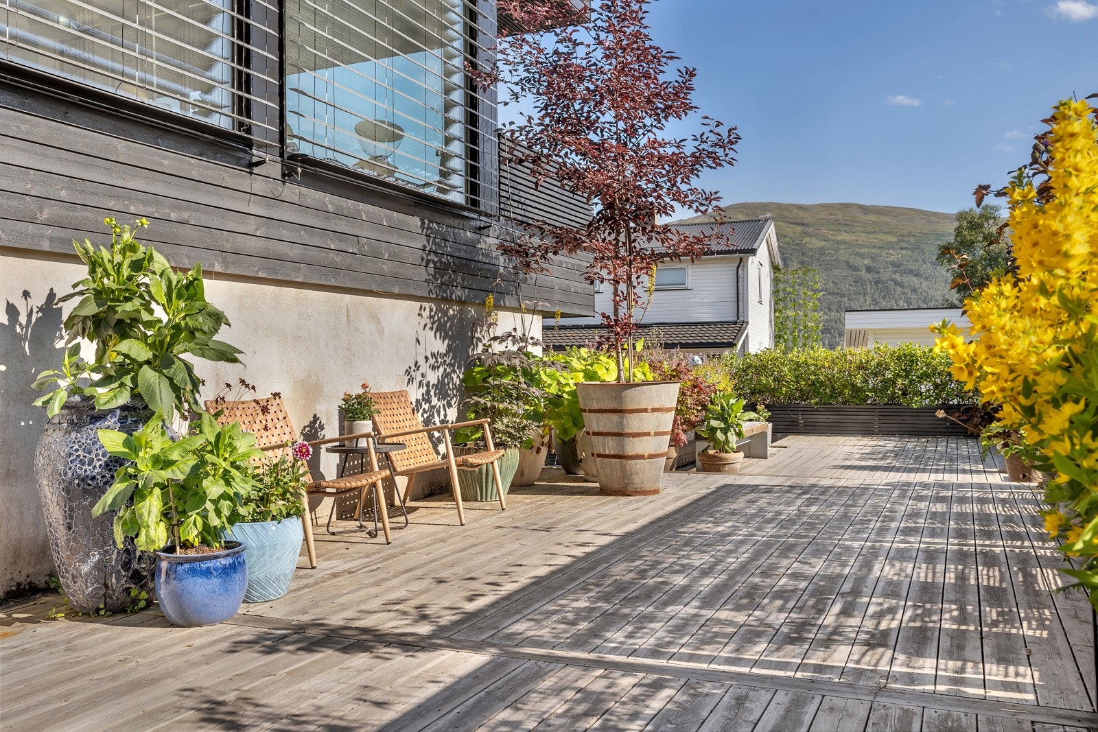 Det er bygget plattinger og veranda rundt hele øst og sørsiden av boligen Galleribilde