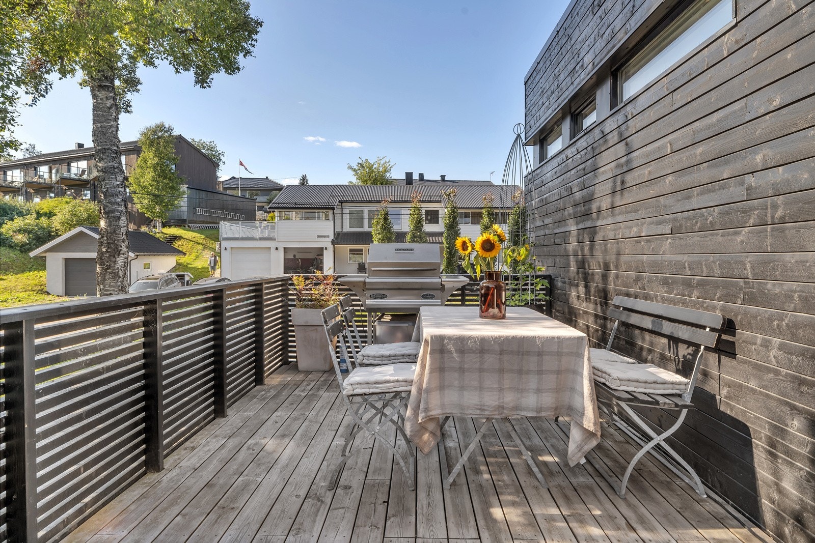 På denne verandaen avslutter du dagen. Her er det sol til sent på kvelden! Galleribilde