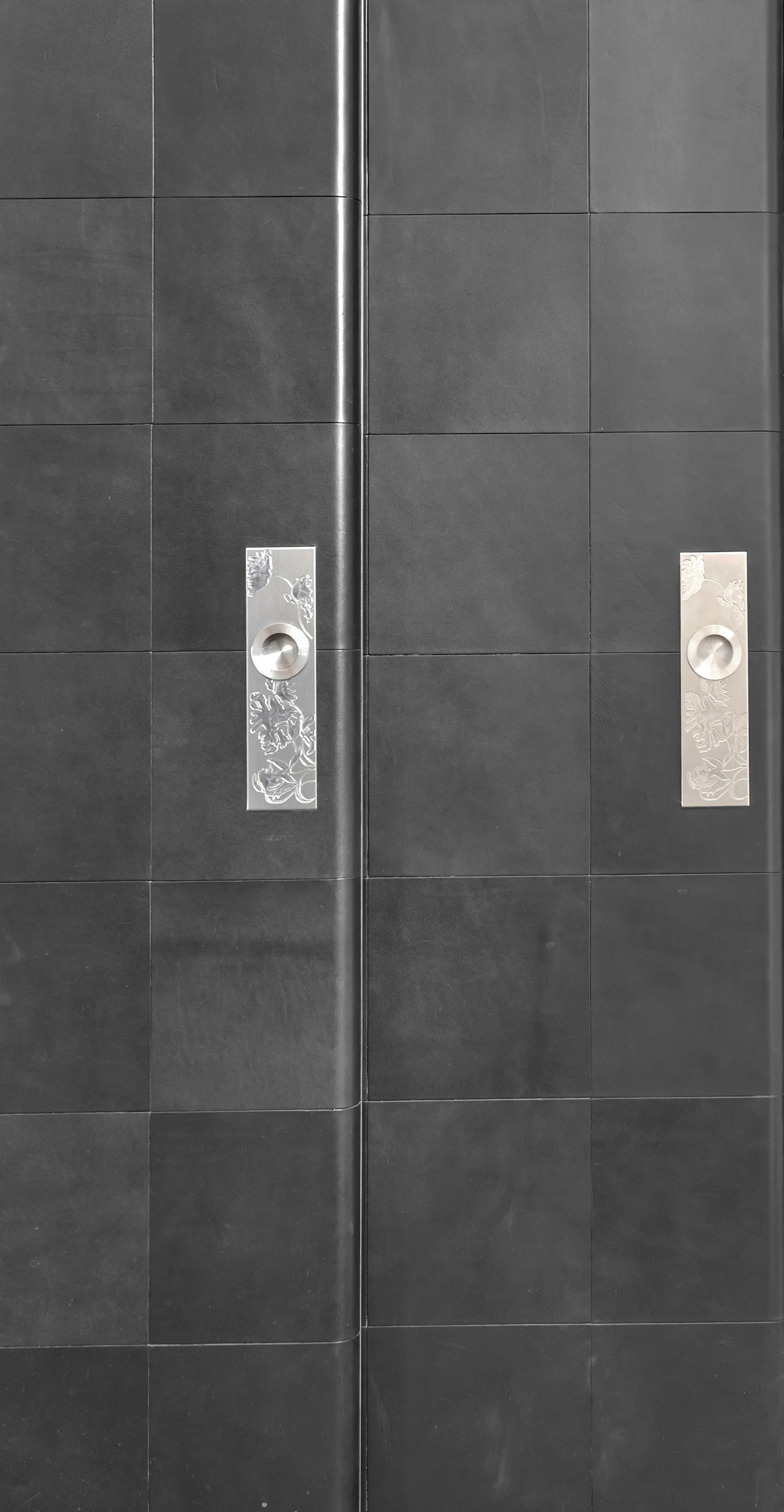 Kveldrovegen 23C er proppfull av flotte detaljet, bl.a. det at skyvedører til garderobe i vindfanget er kledd i lær Galleribilde