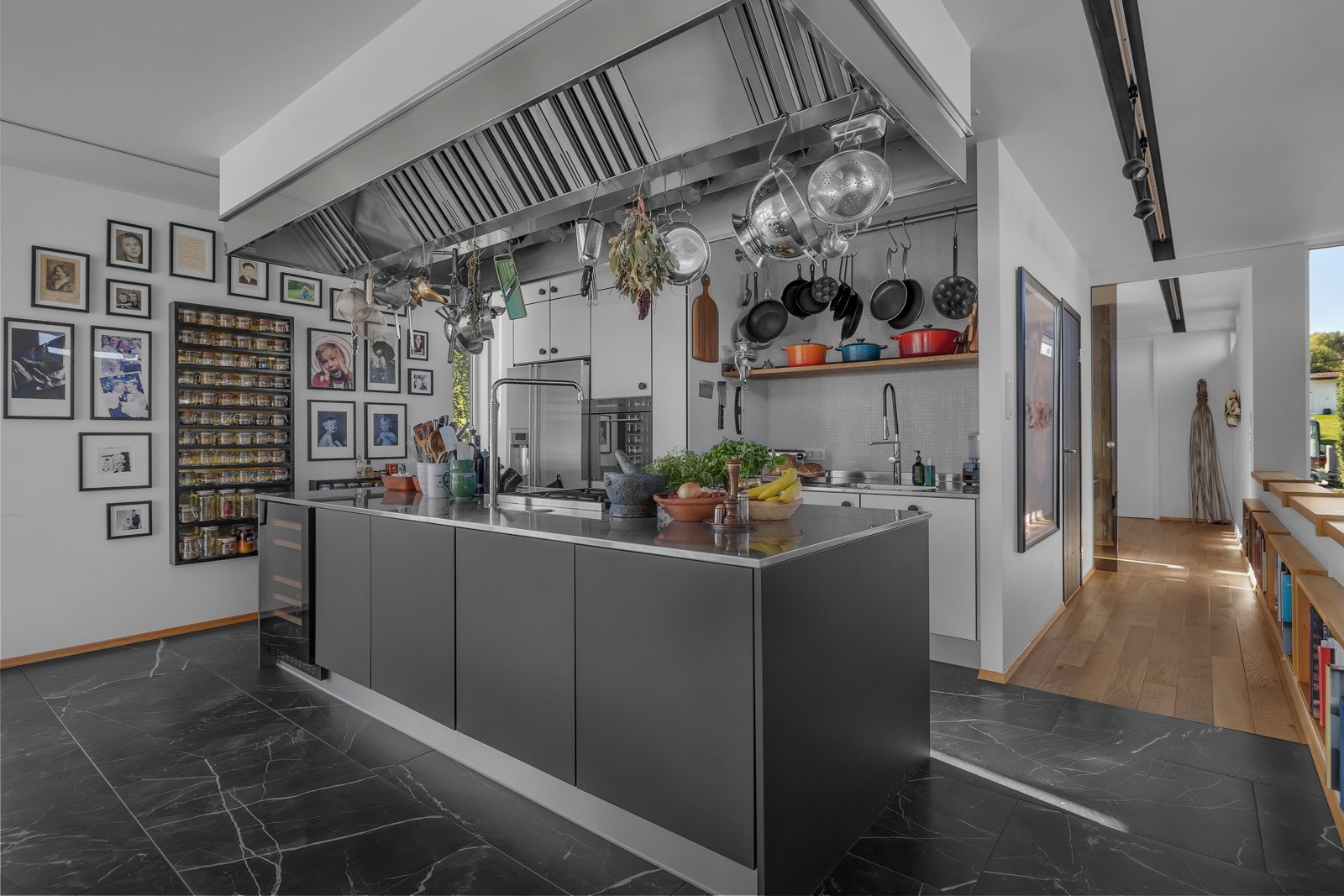 Kjøkkeninnredningen er for de matglade; et stort restaurantkjøkken med alle fasiliteter Galleribilde