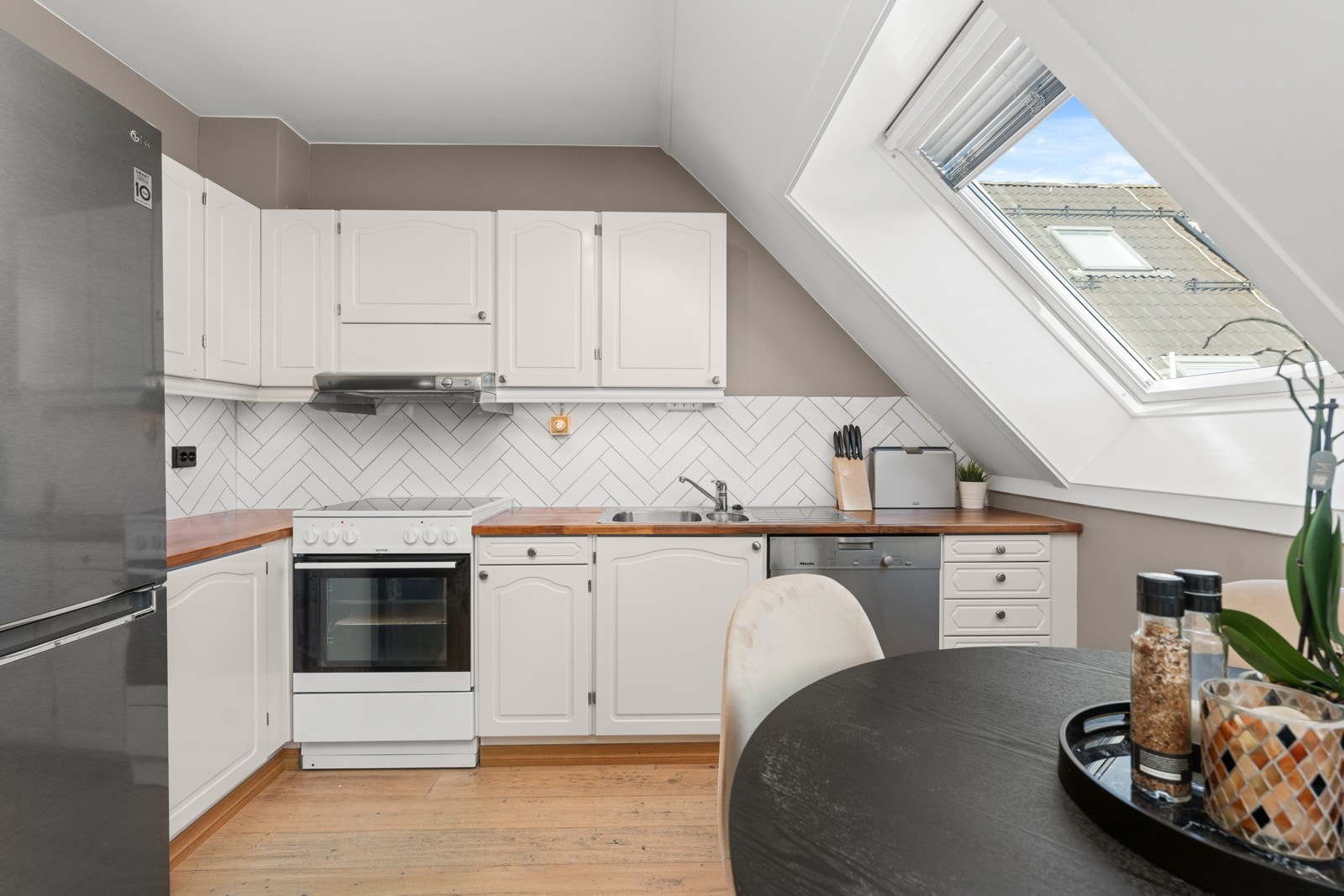 og god benke- og skapplass Galleribilde