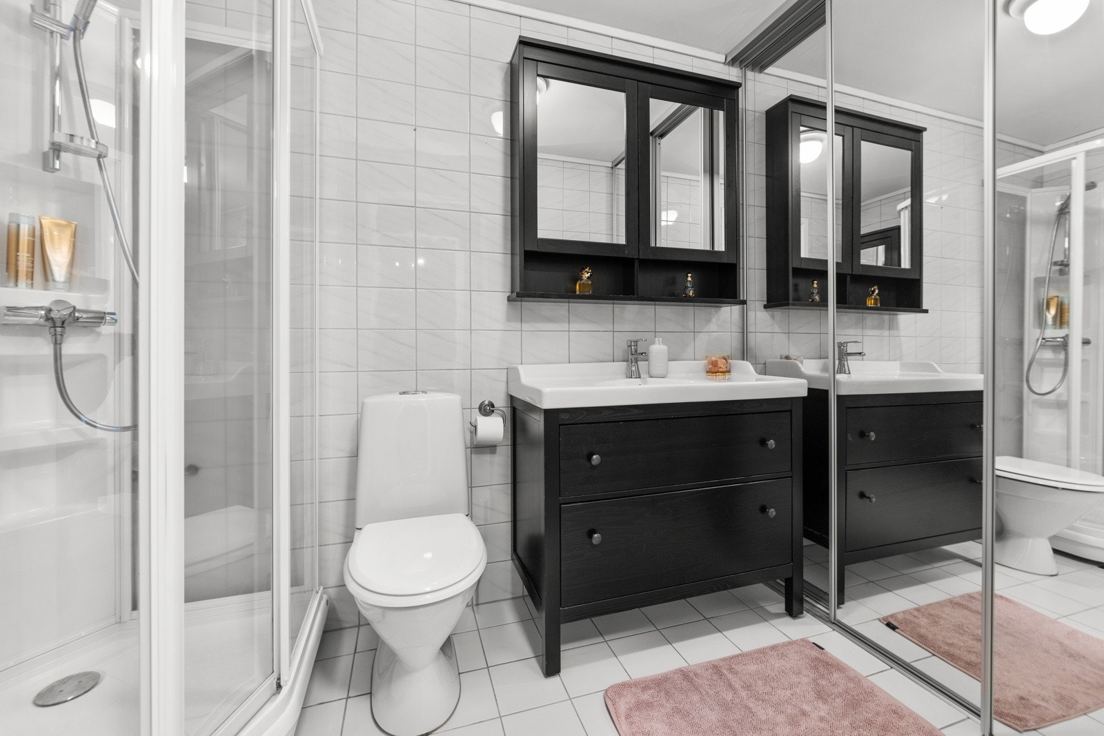 Baderom med skyvedører til vaskemaskin Galleribilde