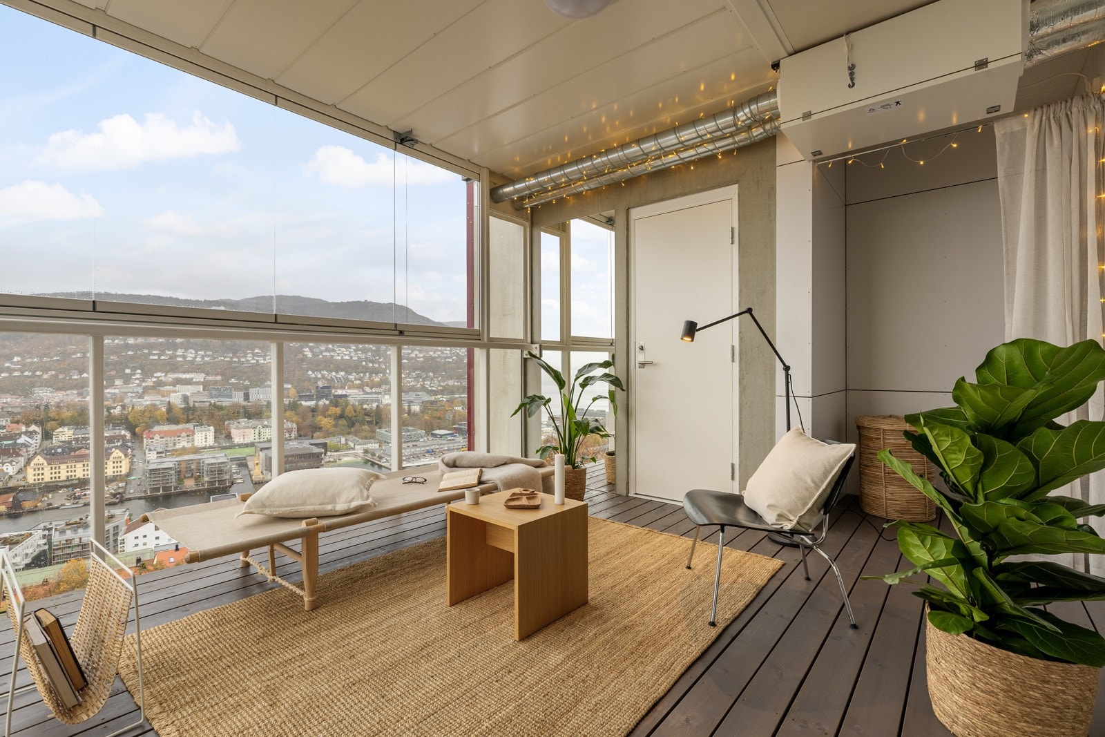 Den innglassede balkongen kan brukes hele året og blir en perfekt forlengelse av stuen Galleribilde