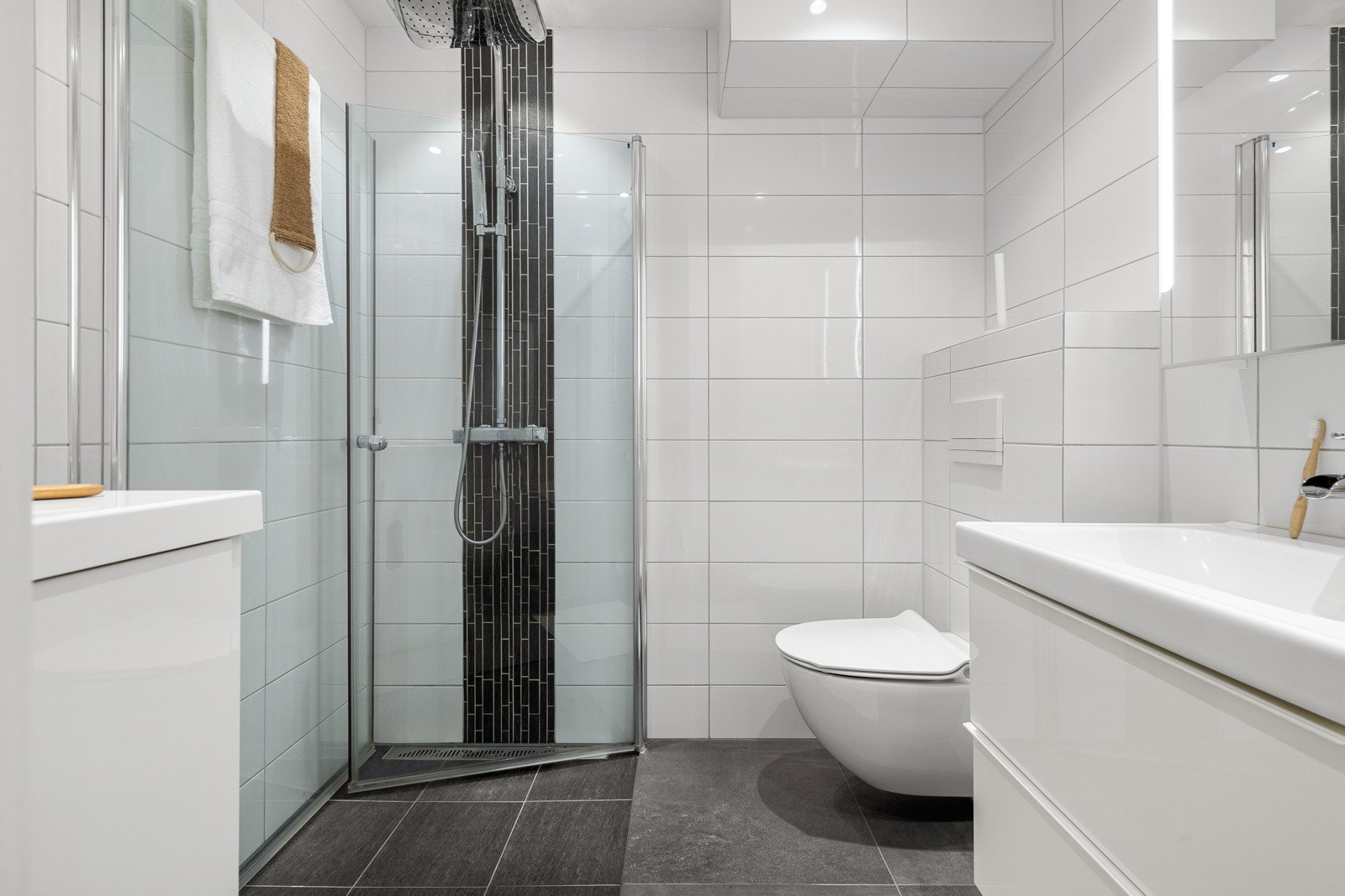 Lekkert helfliset bad med varmekabler i gulv Galleribilde