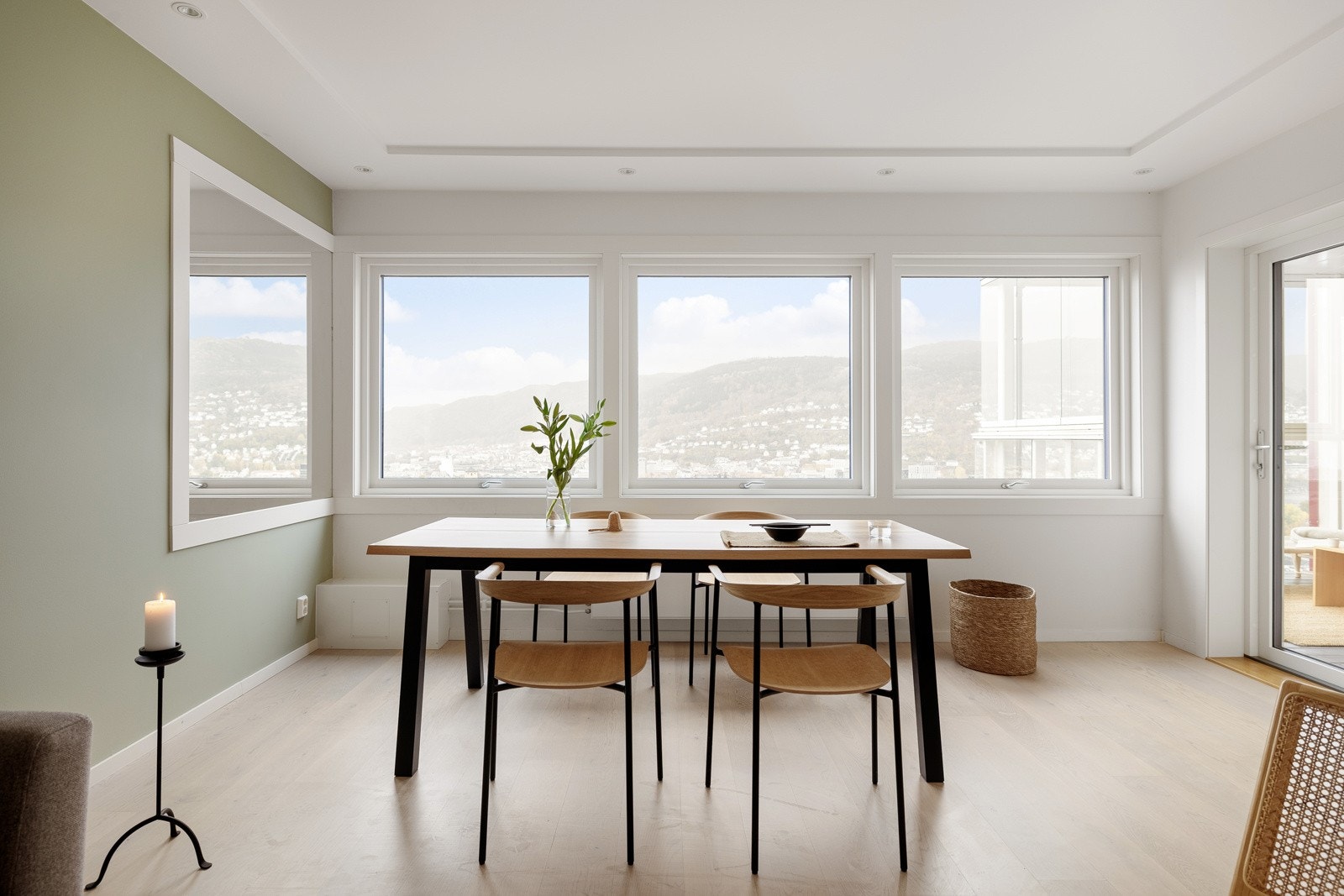 Lys og romslig stue Galleribilde