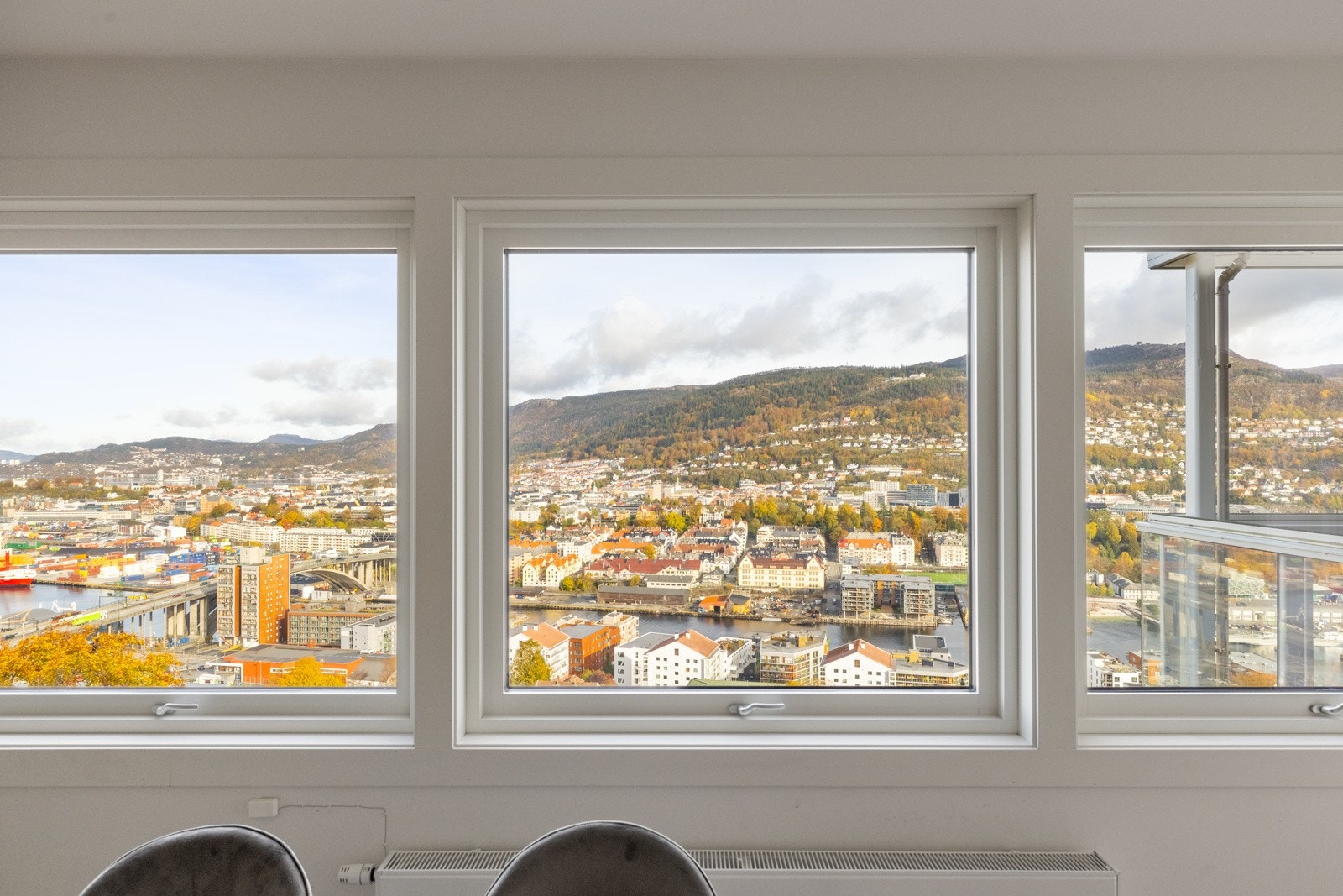 Utsikten er nydelig uansett årstid. På kveldstid får en en vakker belysning i byen Galleribilde