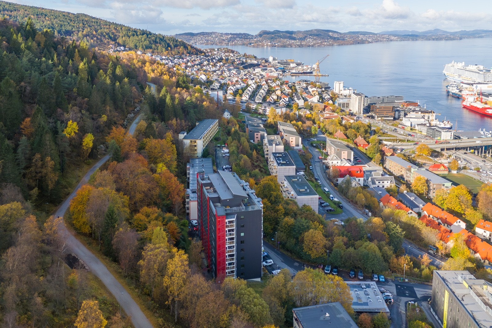 Eiendommen grenser til fantastiske turområder på Løvstakken med Løvstien som nærmeste nabo Galleribilde