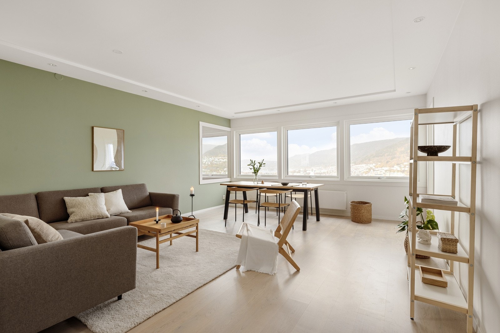 Det er store vindusflater som gir rikelig med innslipp av natulig lys Galleribilde