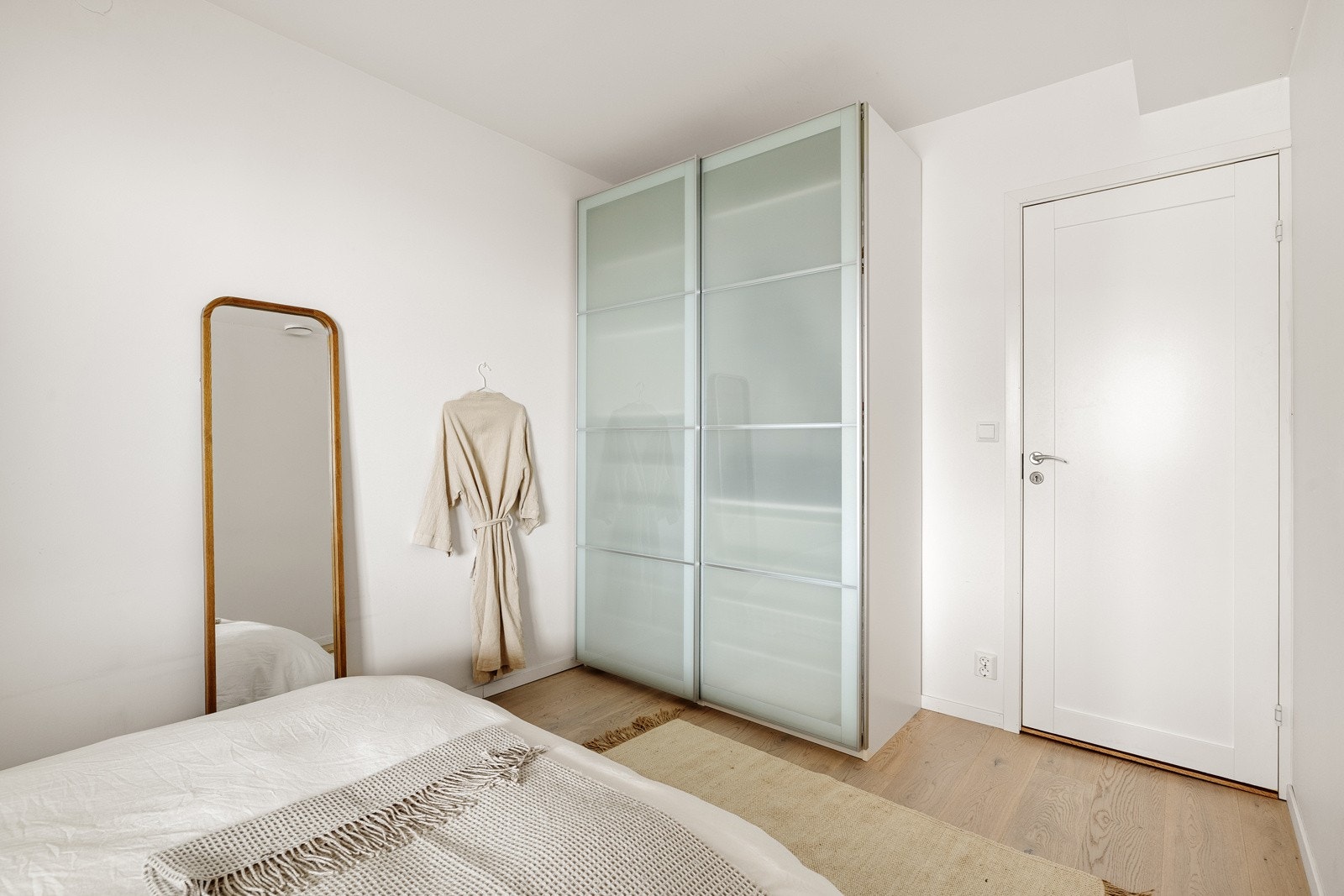 God plass til stor seng og garderobeskap Galleribilde