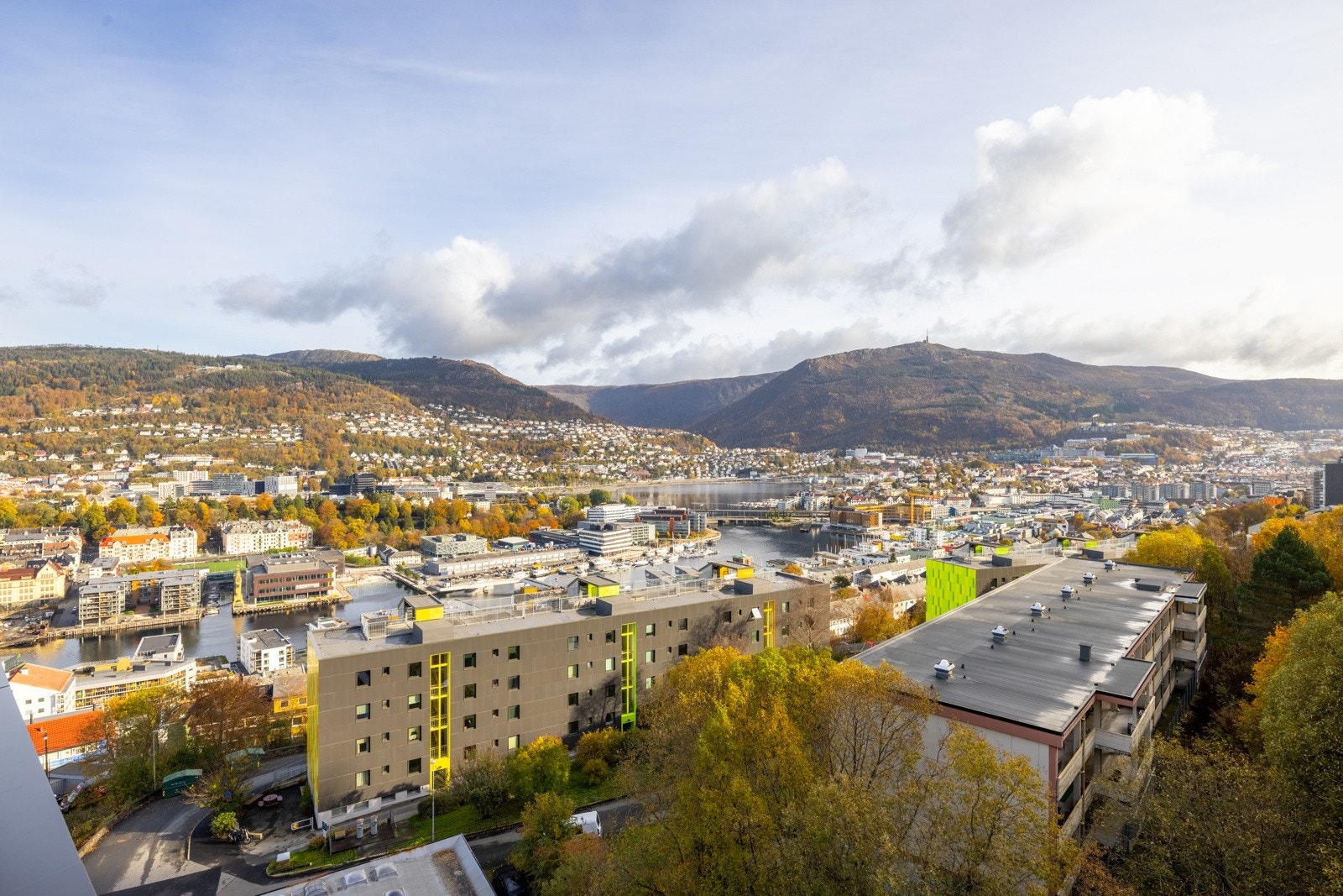 Det er tre forskjellige takterrasser hvor man kan nyte solen på forskjellige tider Galleribilde