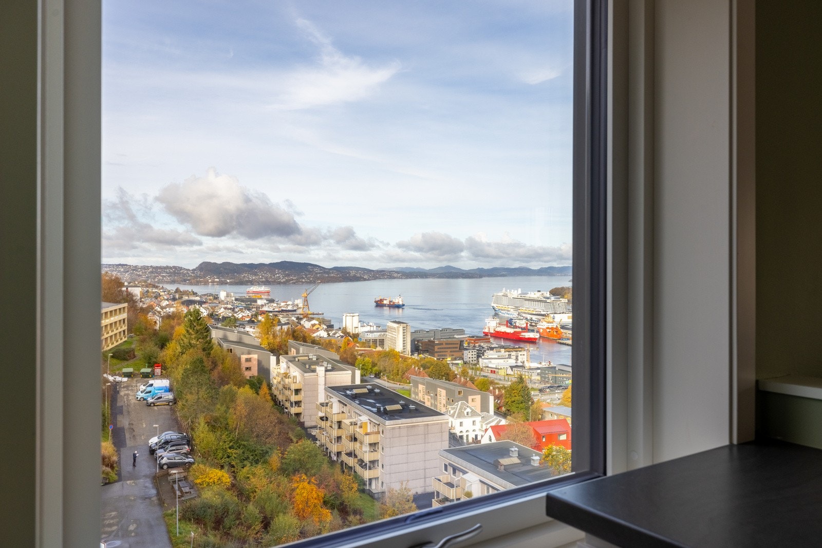 Flott utsikt mot byfjorden fra kjøkkenvinduet Galleribilde