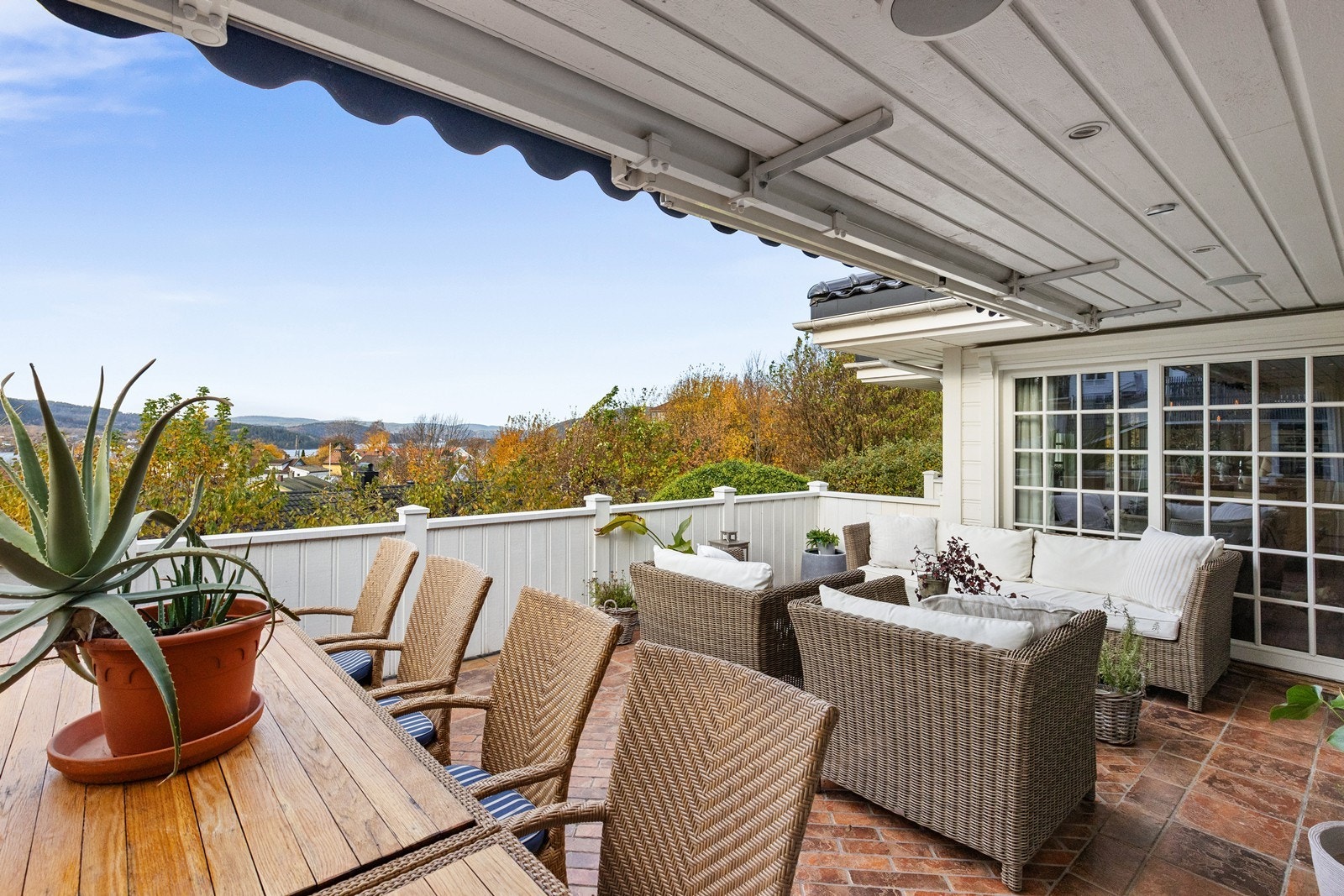 Terrasse med utgang fra kjøkken og stue. Galleribilde
