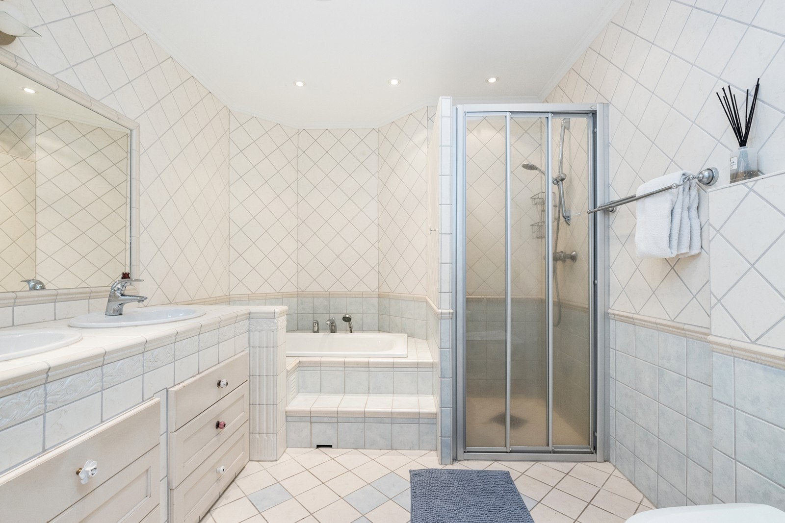 Bad nr. 2 også med badekar og dusjnisje. Galleribilde