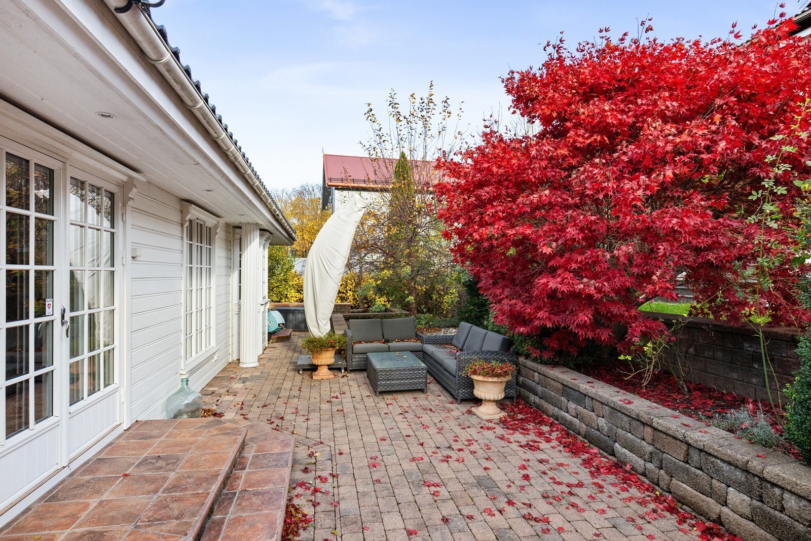 Terrasse og hage på baksiden av huset - utgang fra spisestuen. Galleribilde