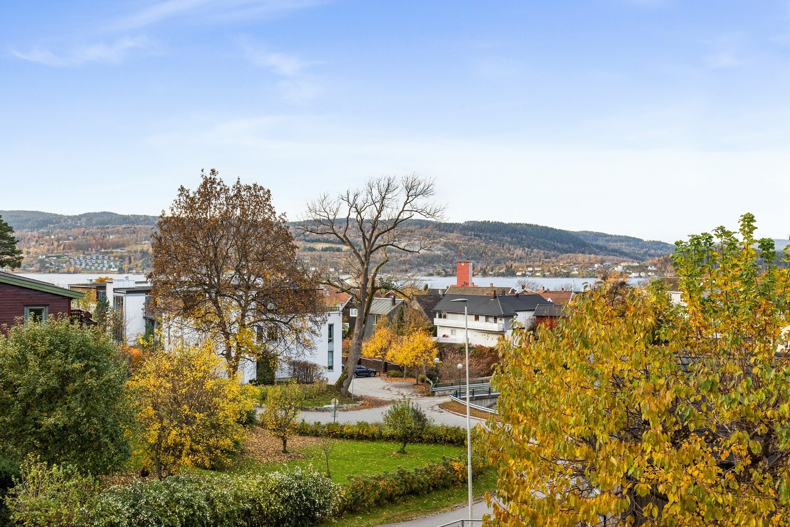Fjordutsikt og meget gode solforhold - kun 5 min gang til sentrum. Galleribilde
