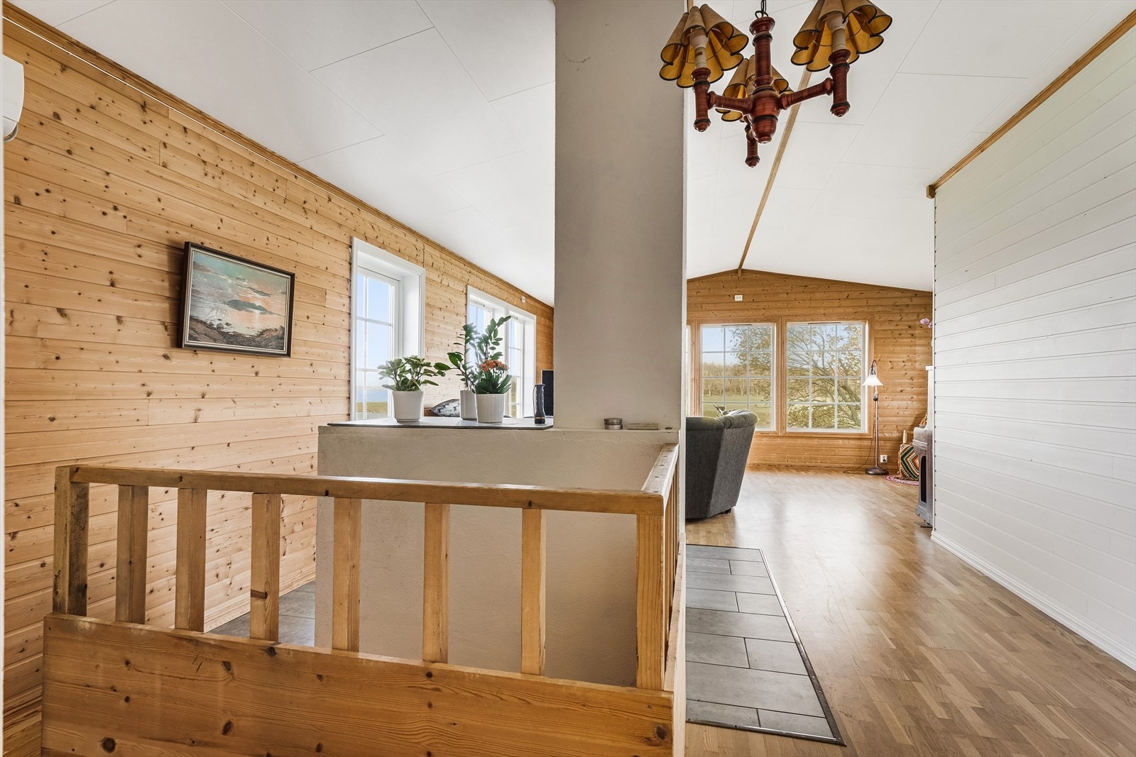 Stuen er en del av et tilbygg som ble satt opp mellom 2003-2004, og er på ca. 35 m². Galleribilde