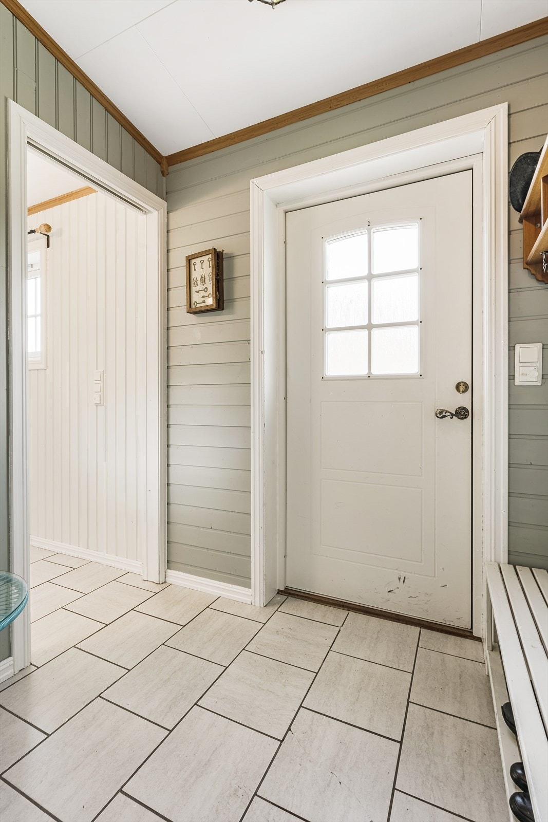 Velkommen inn! I vindfanget finner du toalettrommet like ved, og når du går forbi det, kommer du til stuen. Galleribilde