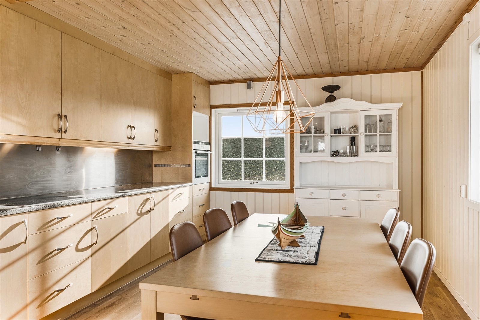 Innredningen har glatte fronter og benkeplate av stein. Galleribilde