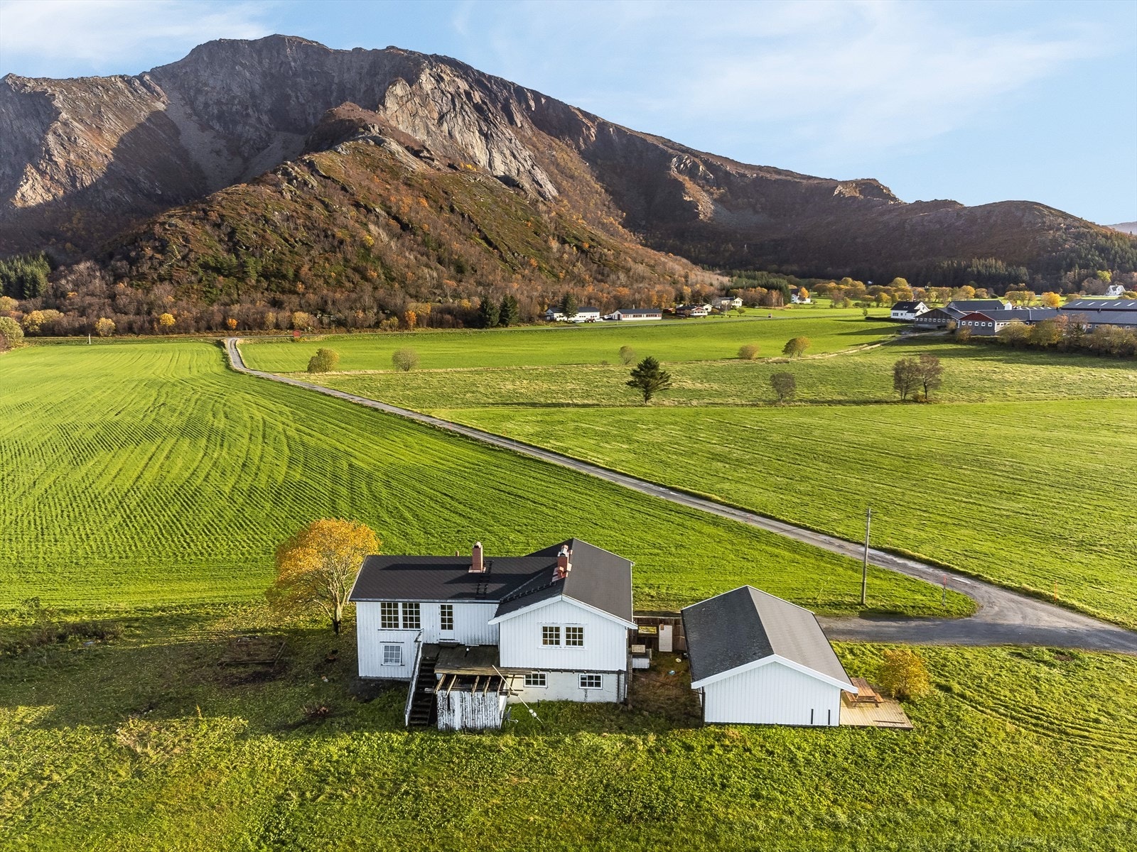 Boligen ligger vakkert til i landlige omgivelser med en vidstrakt utsikt over sjøen fra sør til nordvest. Galleribilde