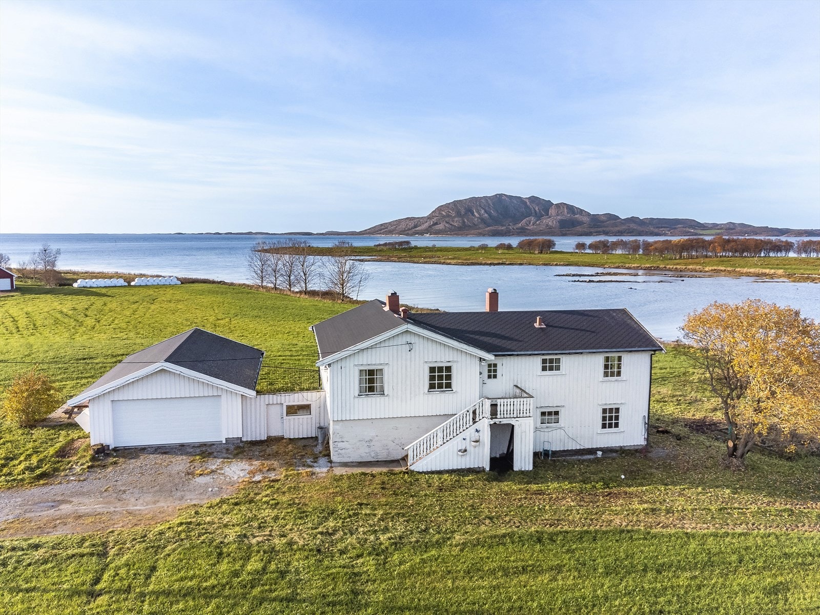 Kun et steinkast unna sjøen. Galleribilde