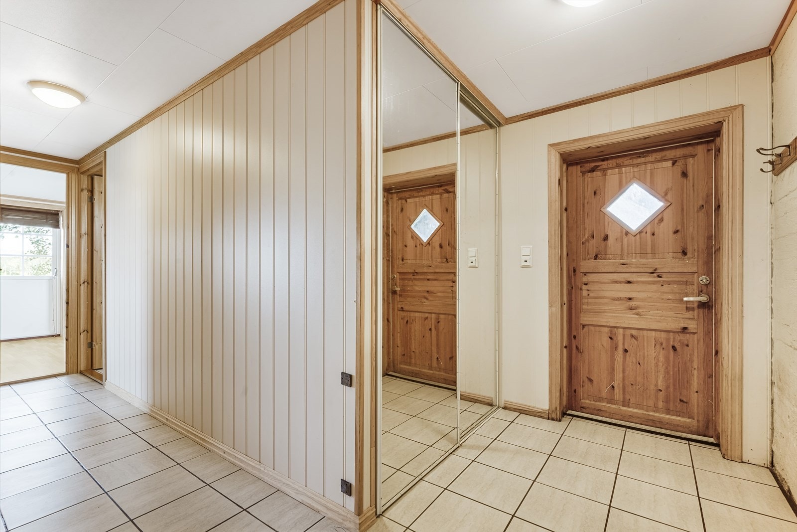 Entré med en skyvedørsgarderobe med speil. Galleribilde