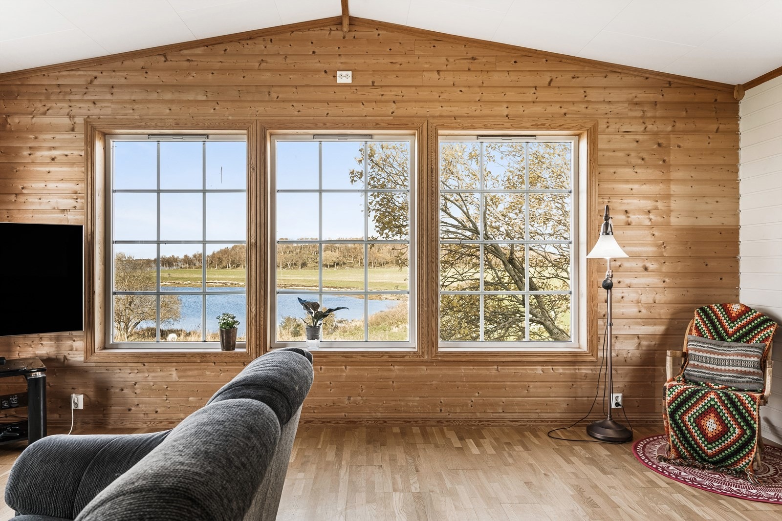 Boligen blir oppvarmet av varmepumpe, vedfyring og elektrisitet. Galleribilde