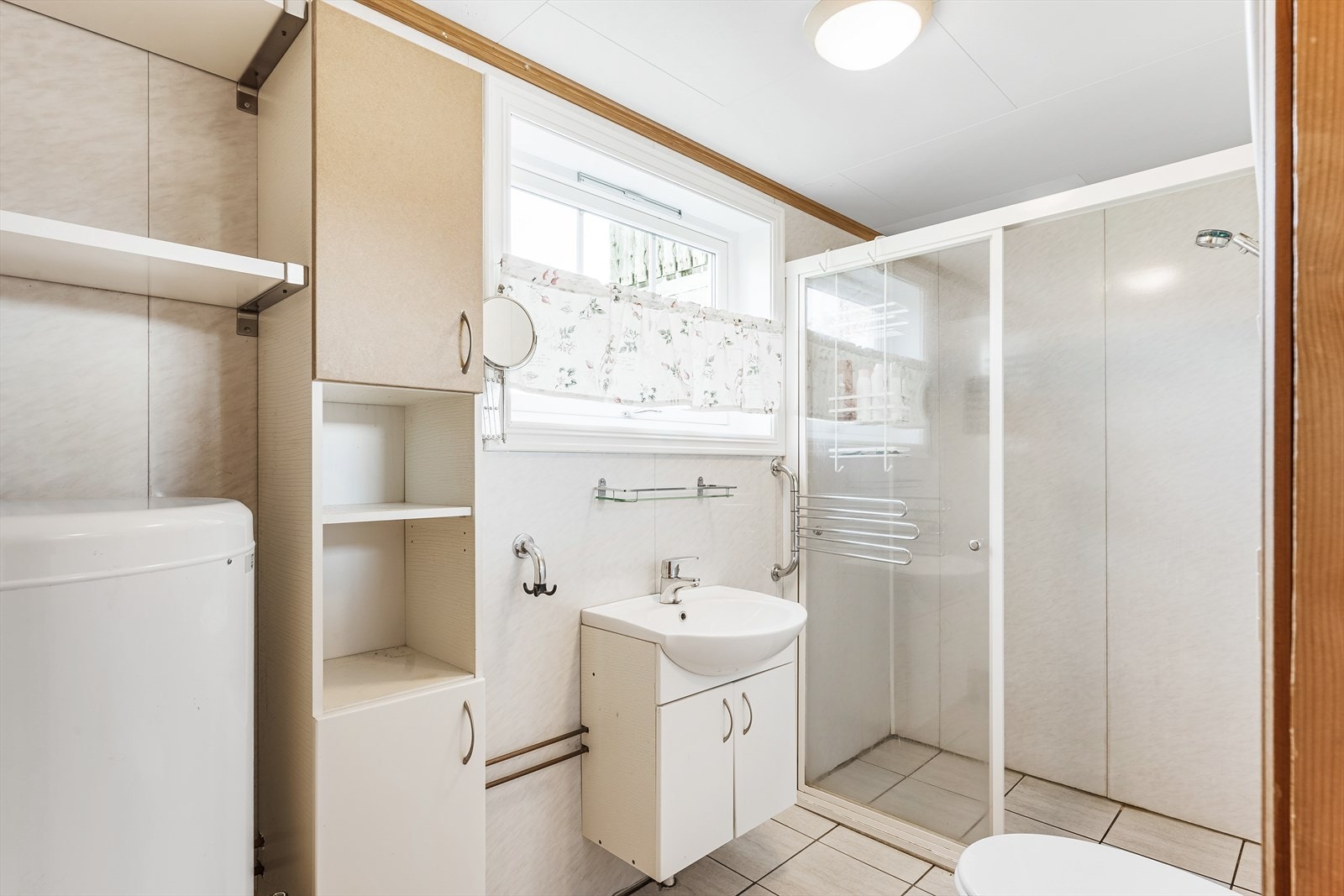 Badet er det utstyrt med dusjnisje, toalett, underskap, høyskap og varmtvannsbereder. Galleribilde