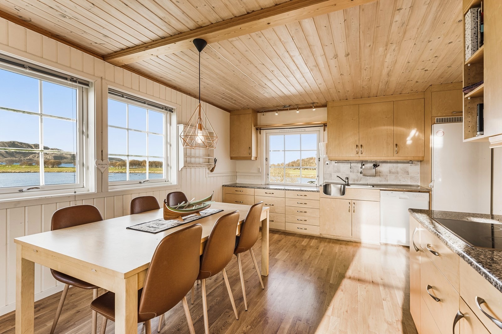 Det er oppvaskmaskin, komfyr og platetopp, og det er god plass til spisebord på kjøkkenet. Galleribilde