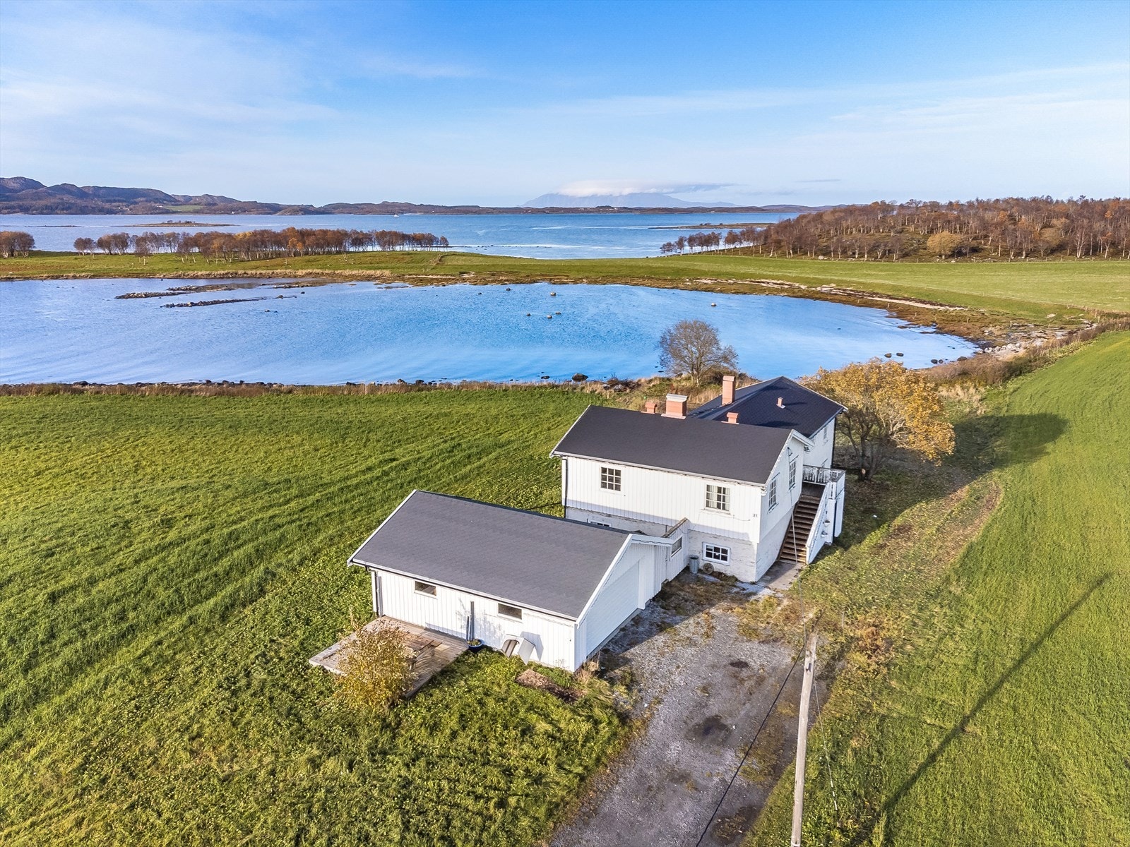 Eiendommen har dobbelgarasje på ca. 48 m². Galleribilde