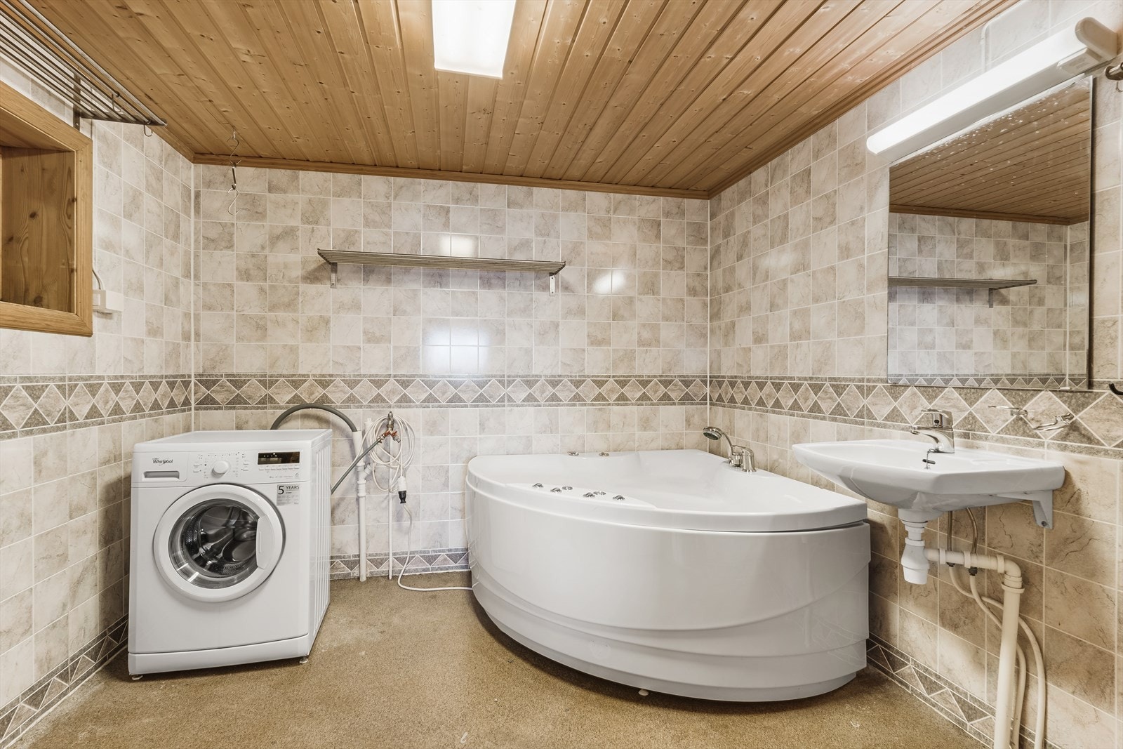 Bad/vaskerom er det utstyrt med badekar, opplegg for vaskemaskin og en vask. Galleribilde