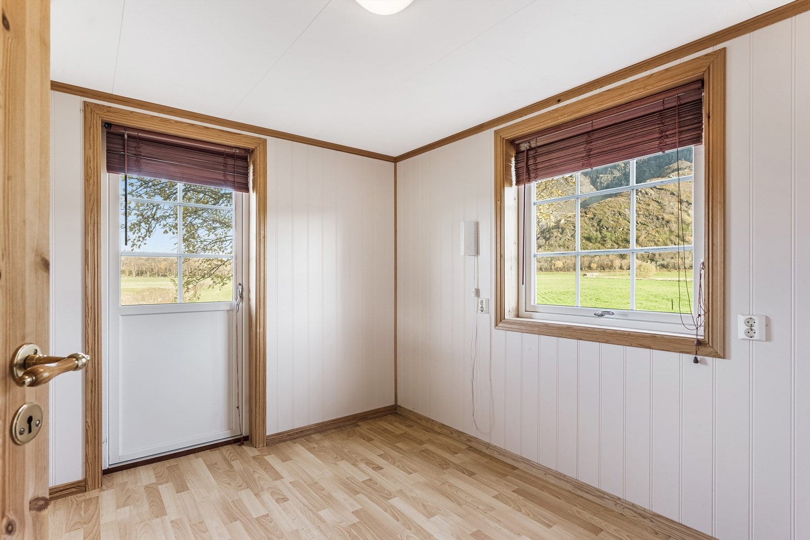 Dette soverommet er vendt mot nord og har adkomst ut via verandadør.
- soverom 4 - Galleribilde