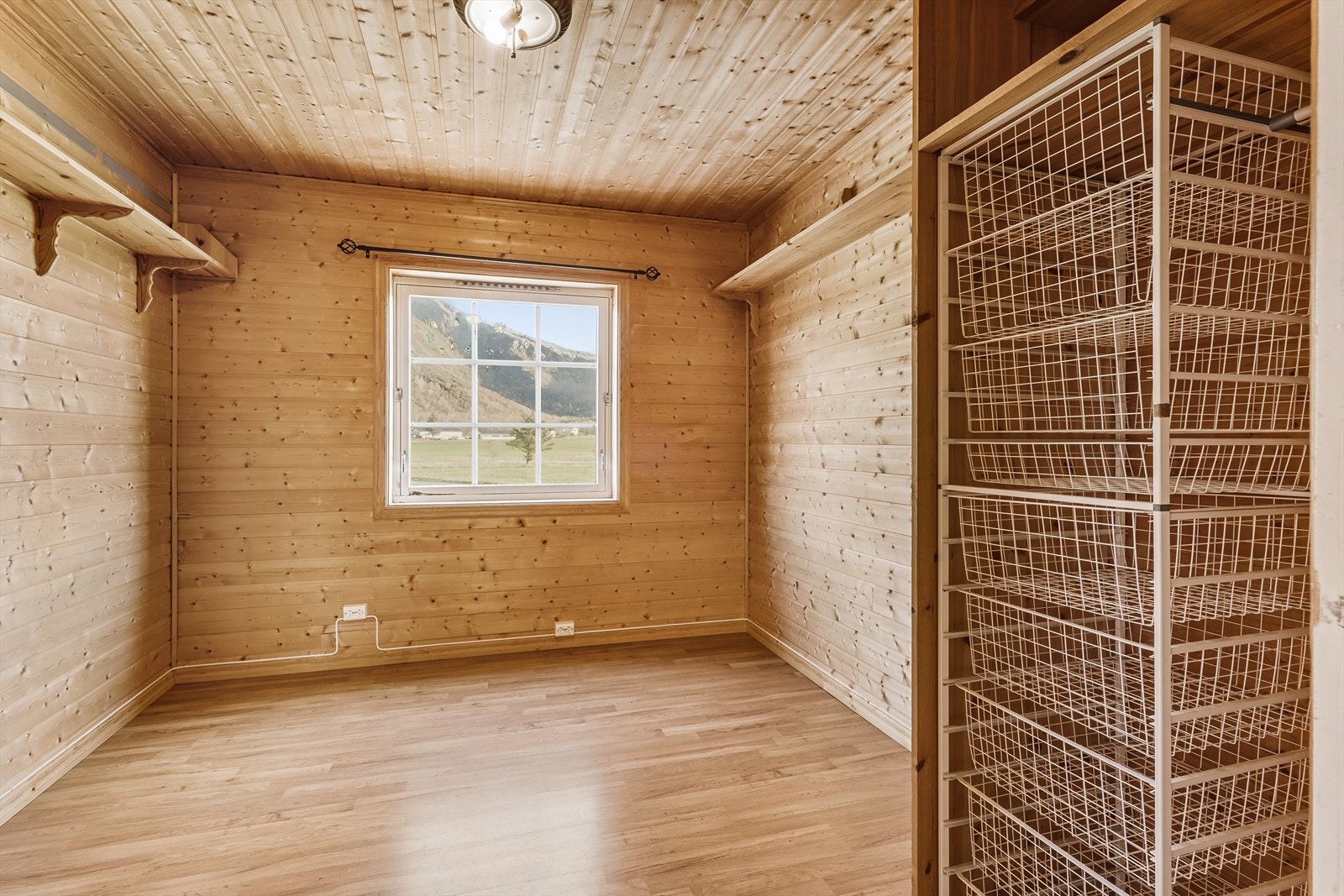 Begge rommene er vendt mot øst. Galleribilde