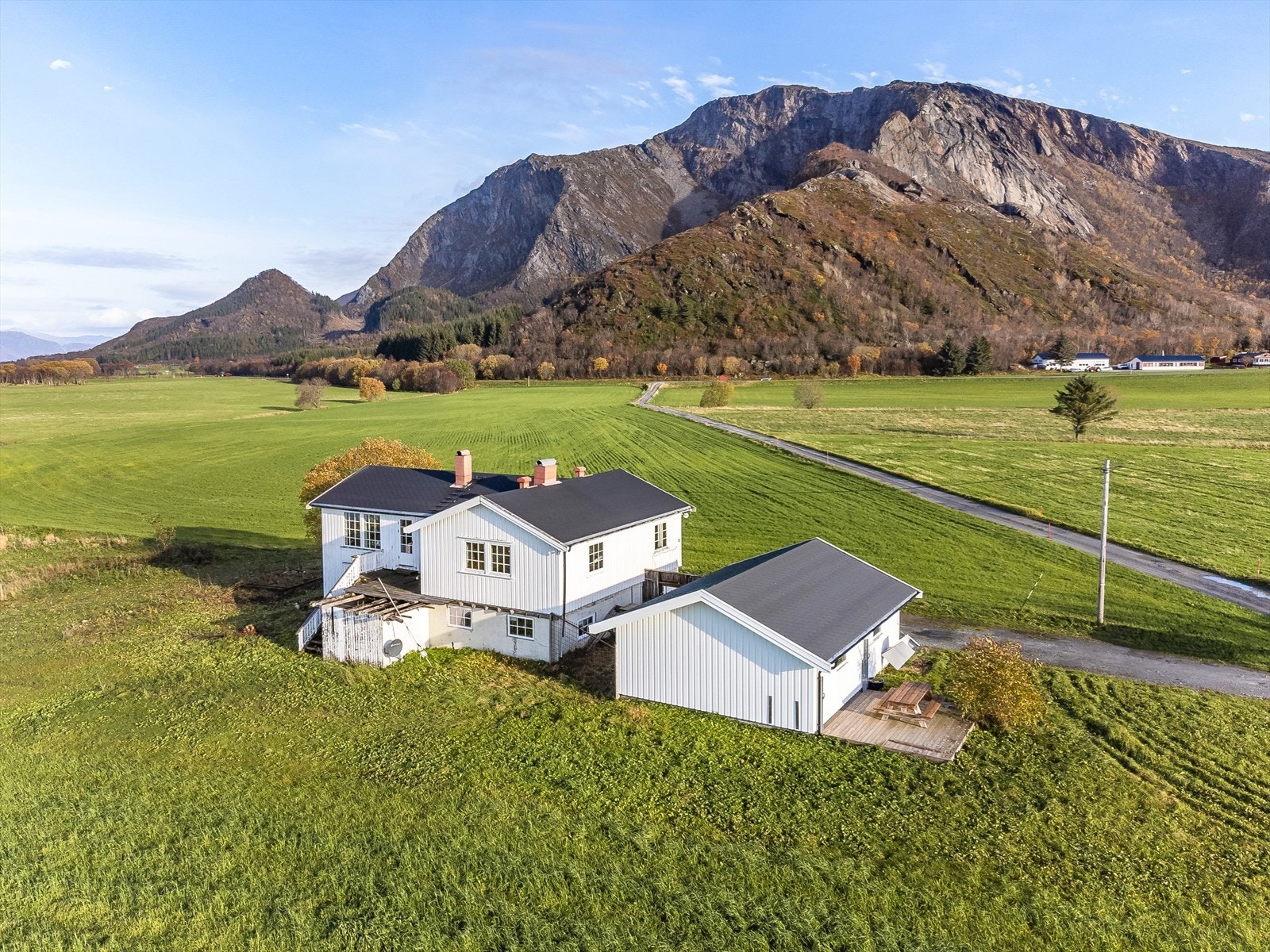 Sør for garasjen er det oppført en terrasse på ca. 15 m². Galleribilde