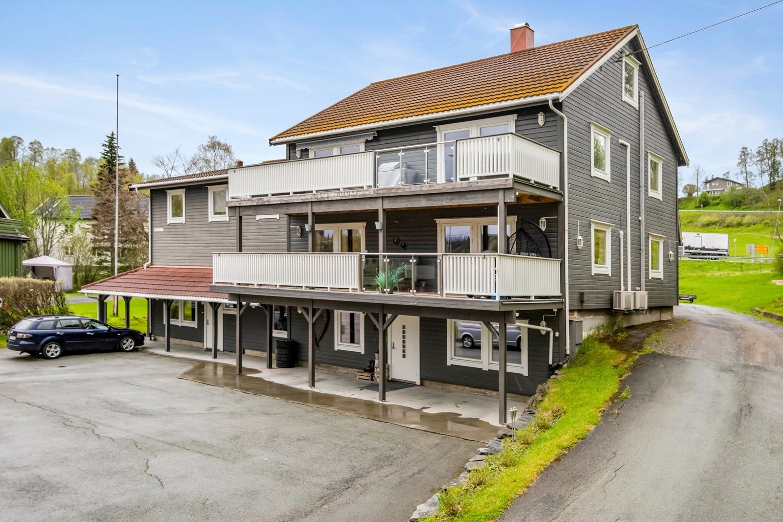 Leiligheten ligger sentralt til og går over 2 plan. Galleribilde